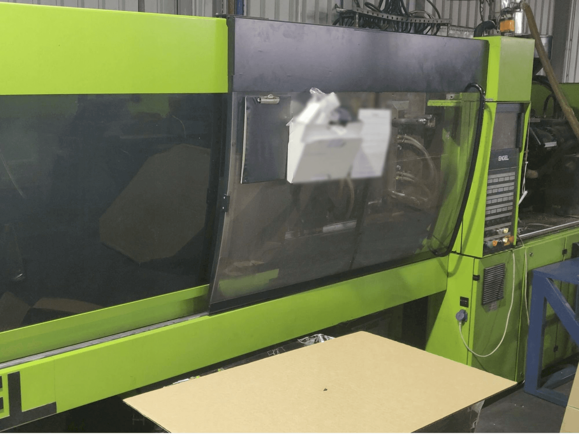 A ENGEL Victory 1050/220 Tech gép elölnézete