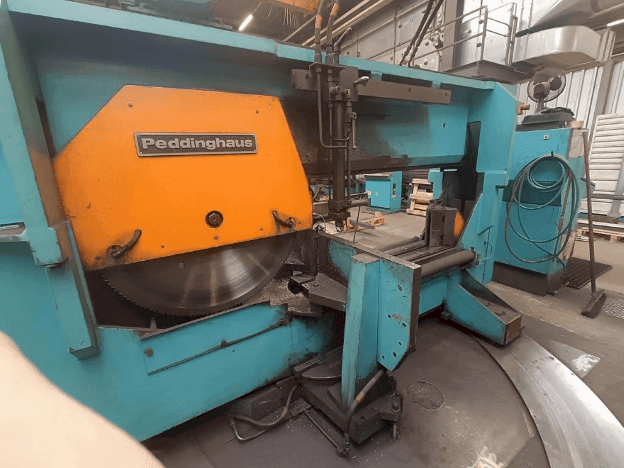 A Peddinghaus TDK 1000/9E gép elölnézete