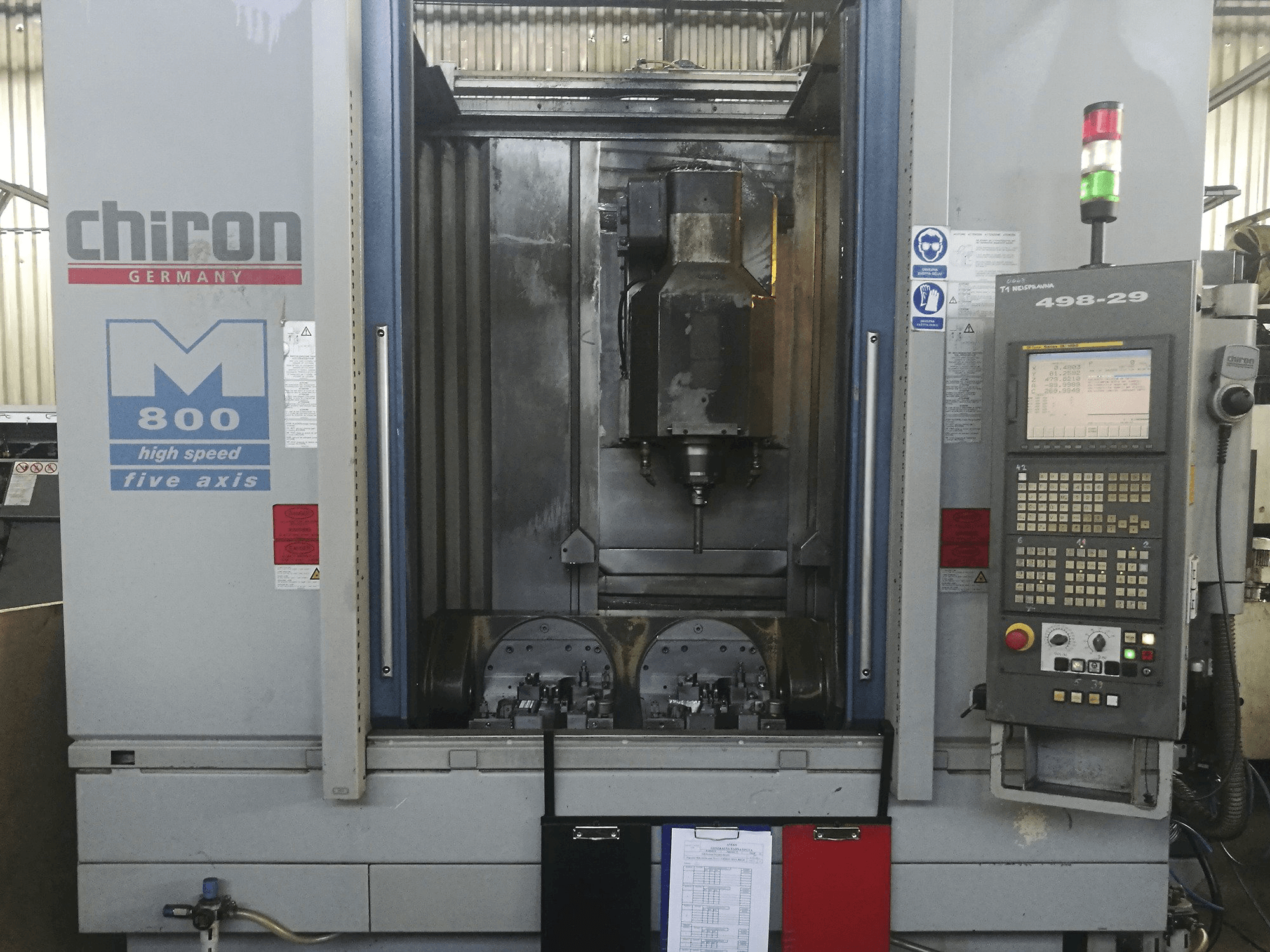 A CHIRON MILL 800 gép elölnézete