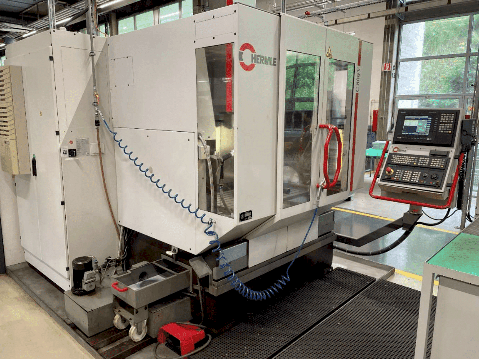 A HERMLE C800V gép elölnézete