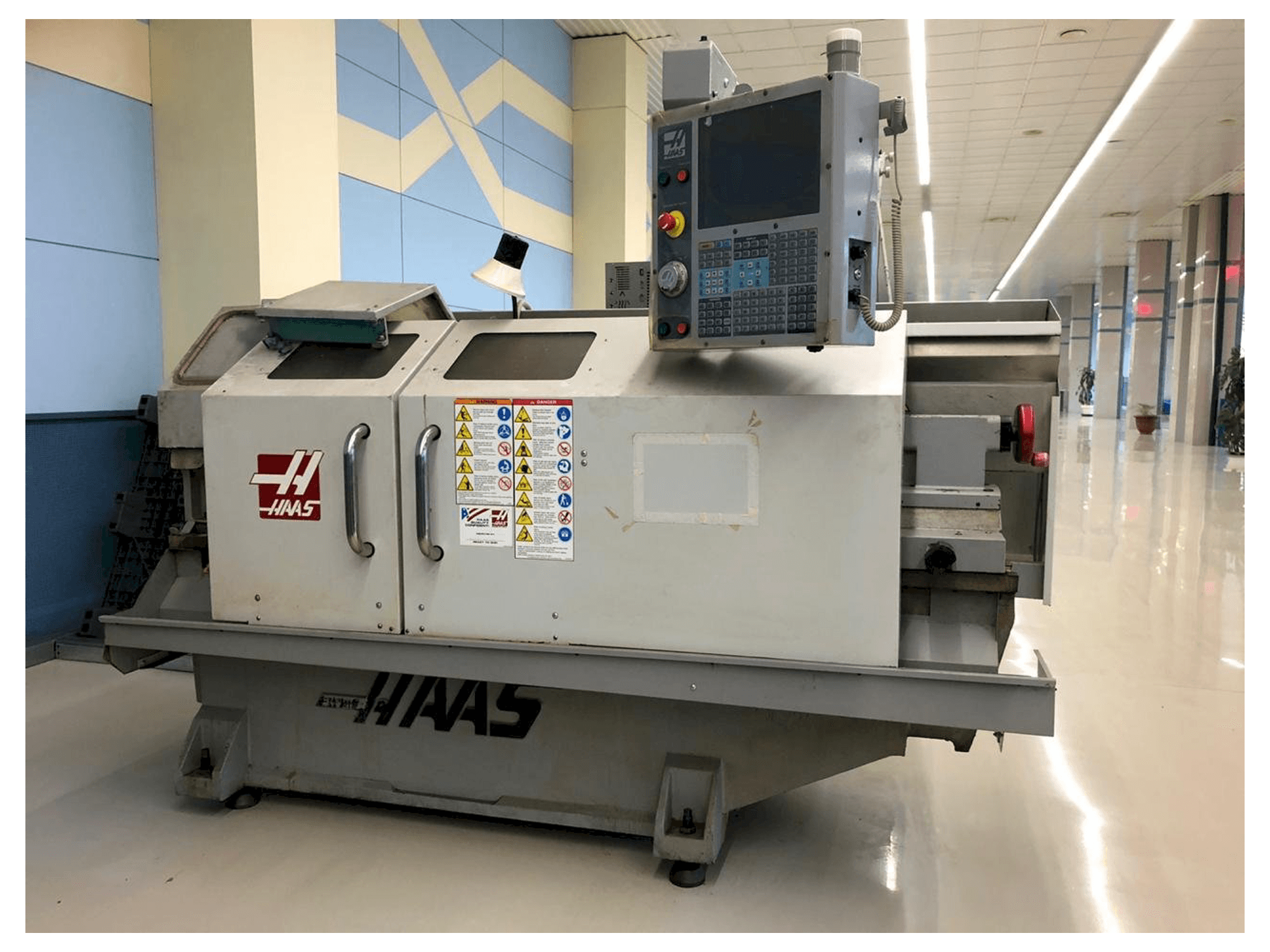 A HAAS TL-2HE gép elölnézete
