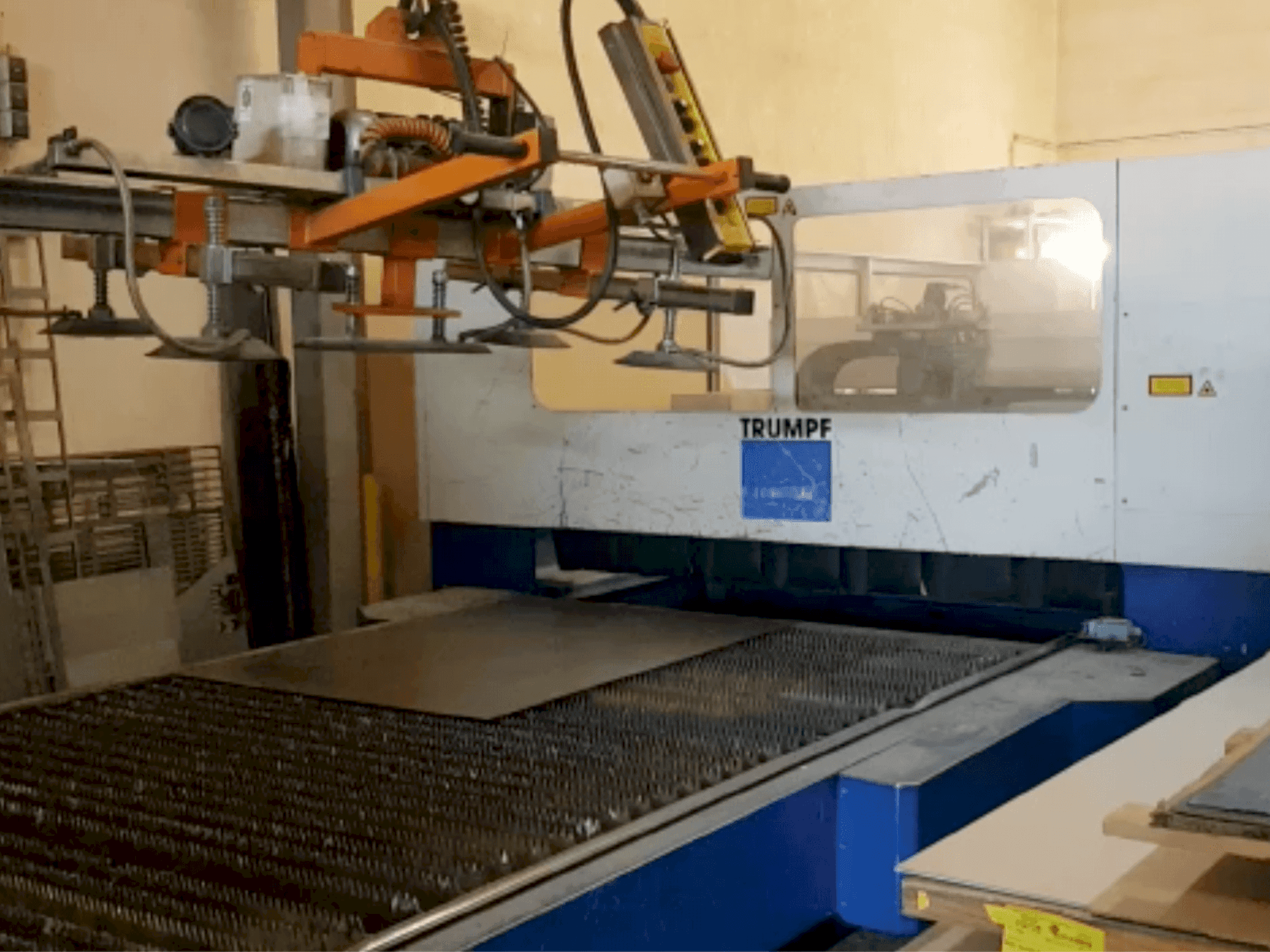 A Trumpf Trumatic L3030 gép elölnézete