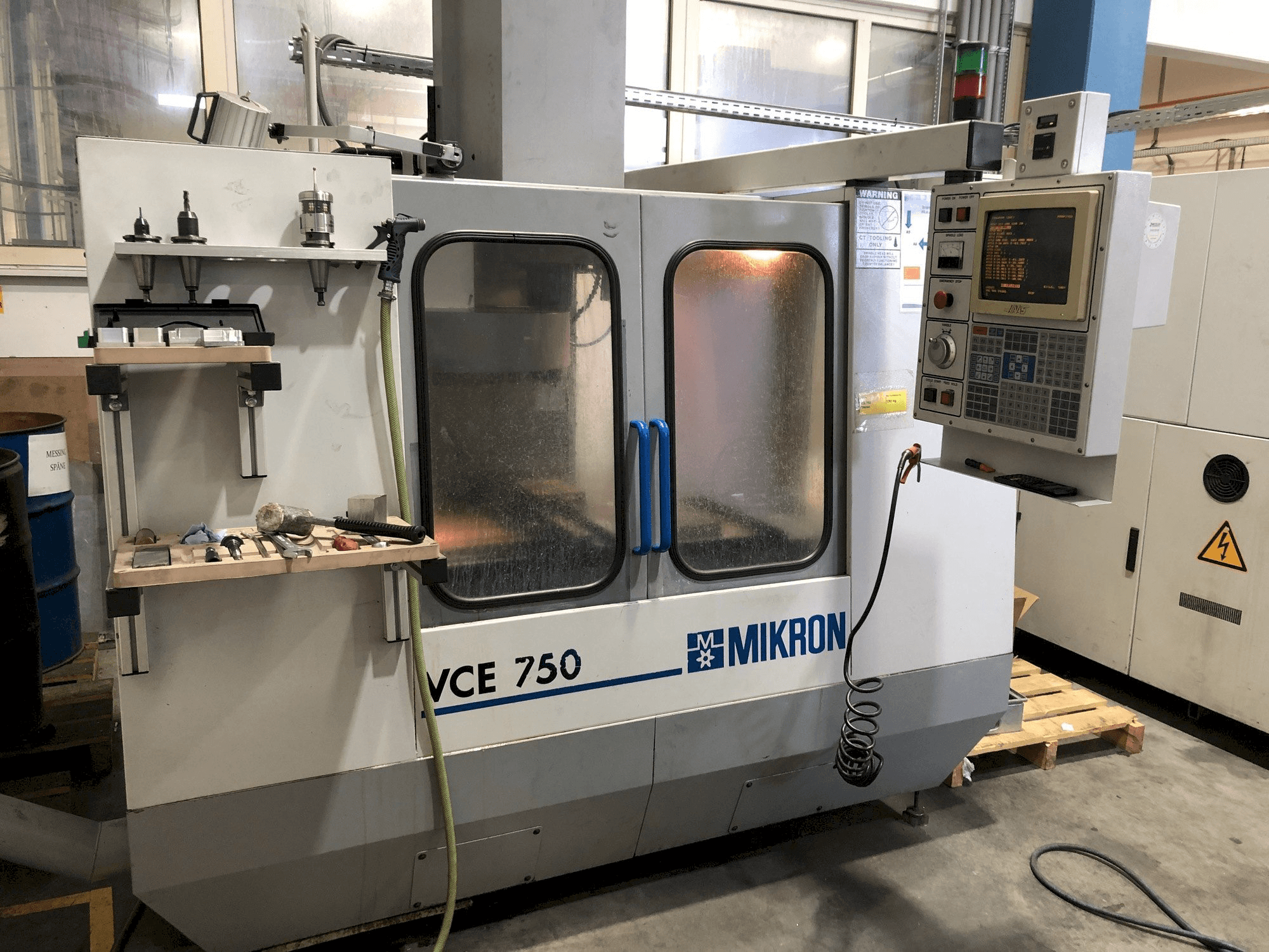 A MIKRON VCE 750 gép elölnézete