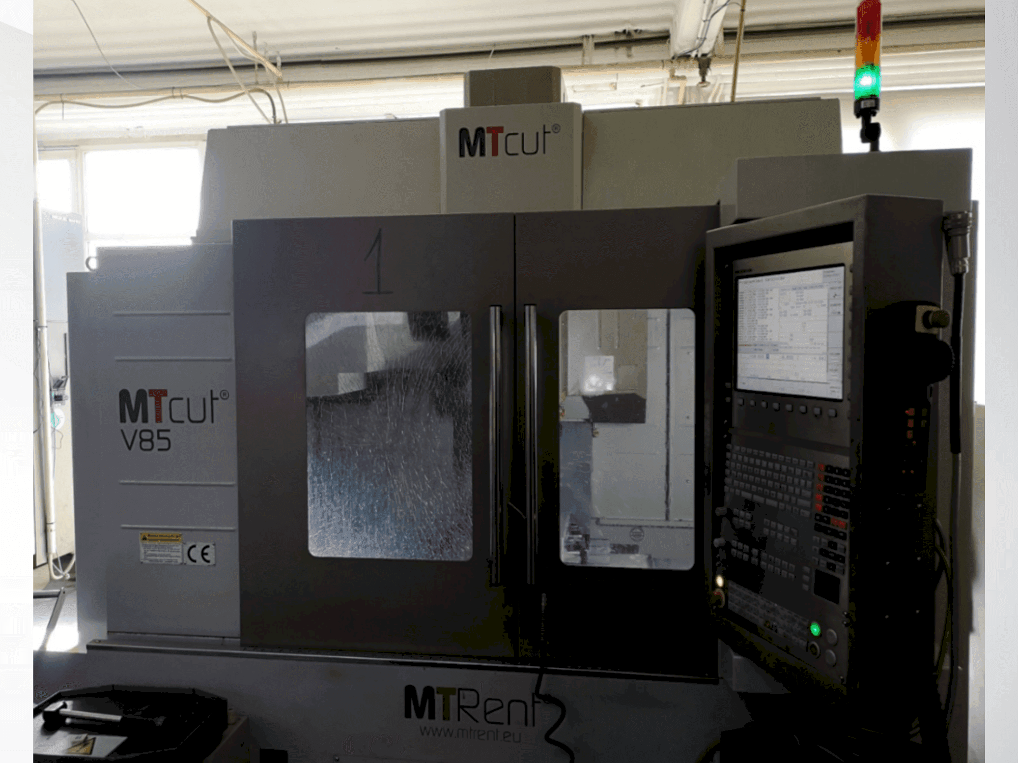 A MTcut V85 gép elölnézete