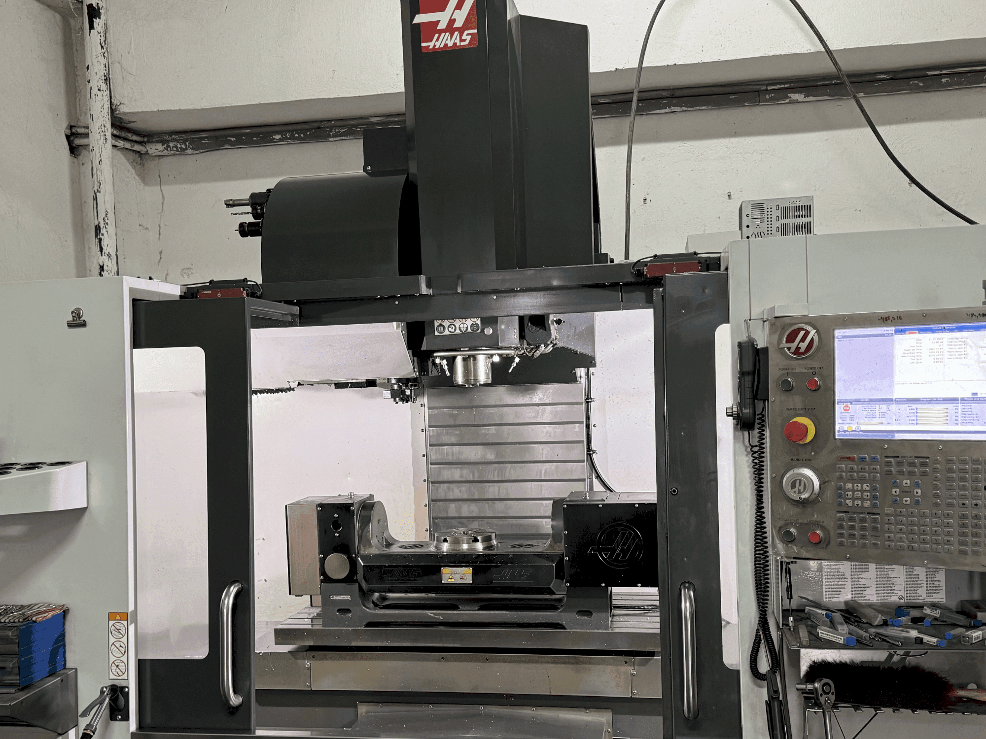A HAAS VF-5/40TR gép elölnézete