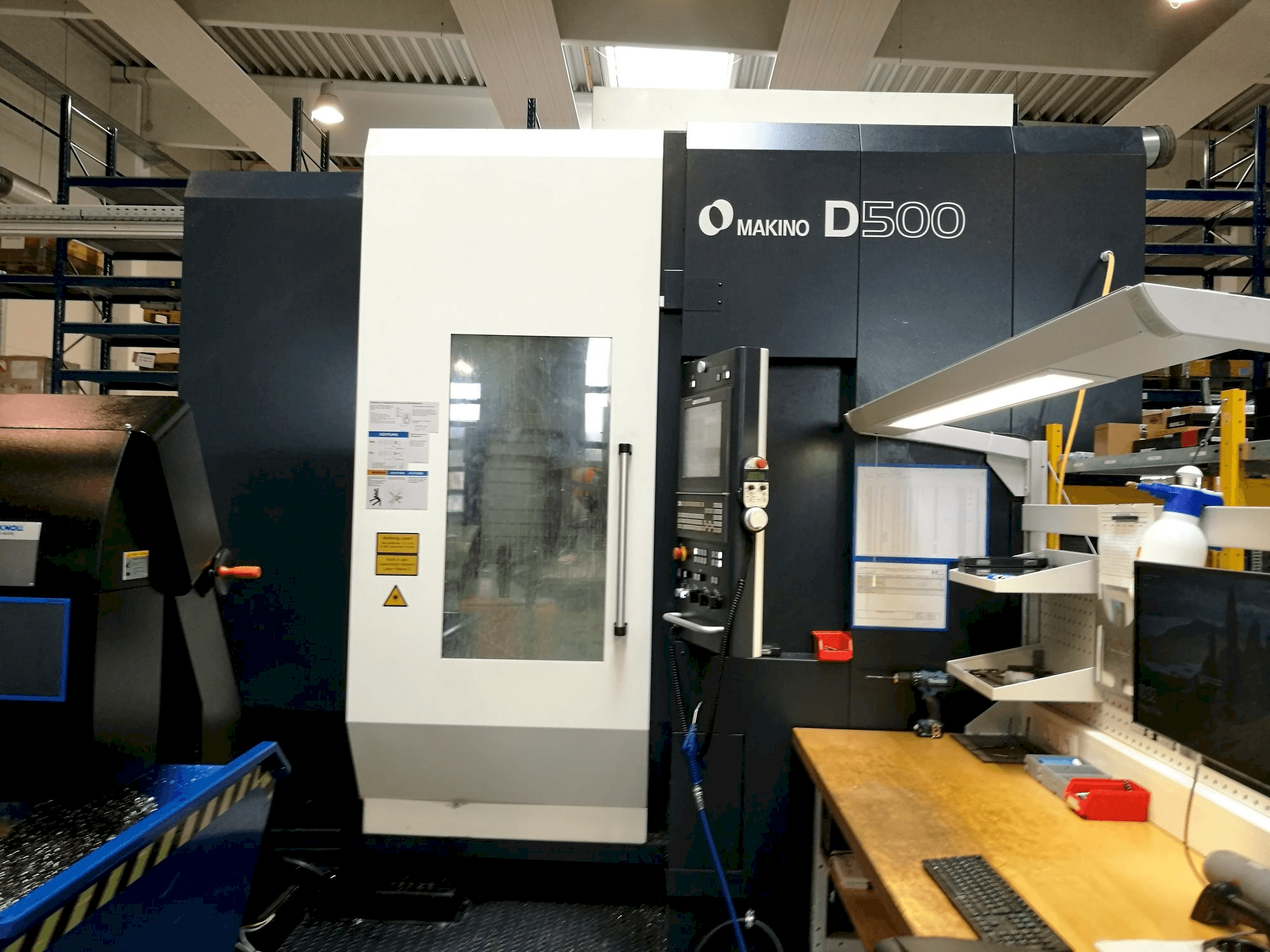 A Makino D500 gép elölnézete