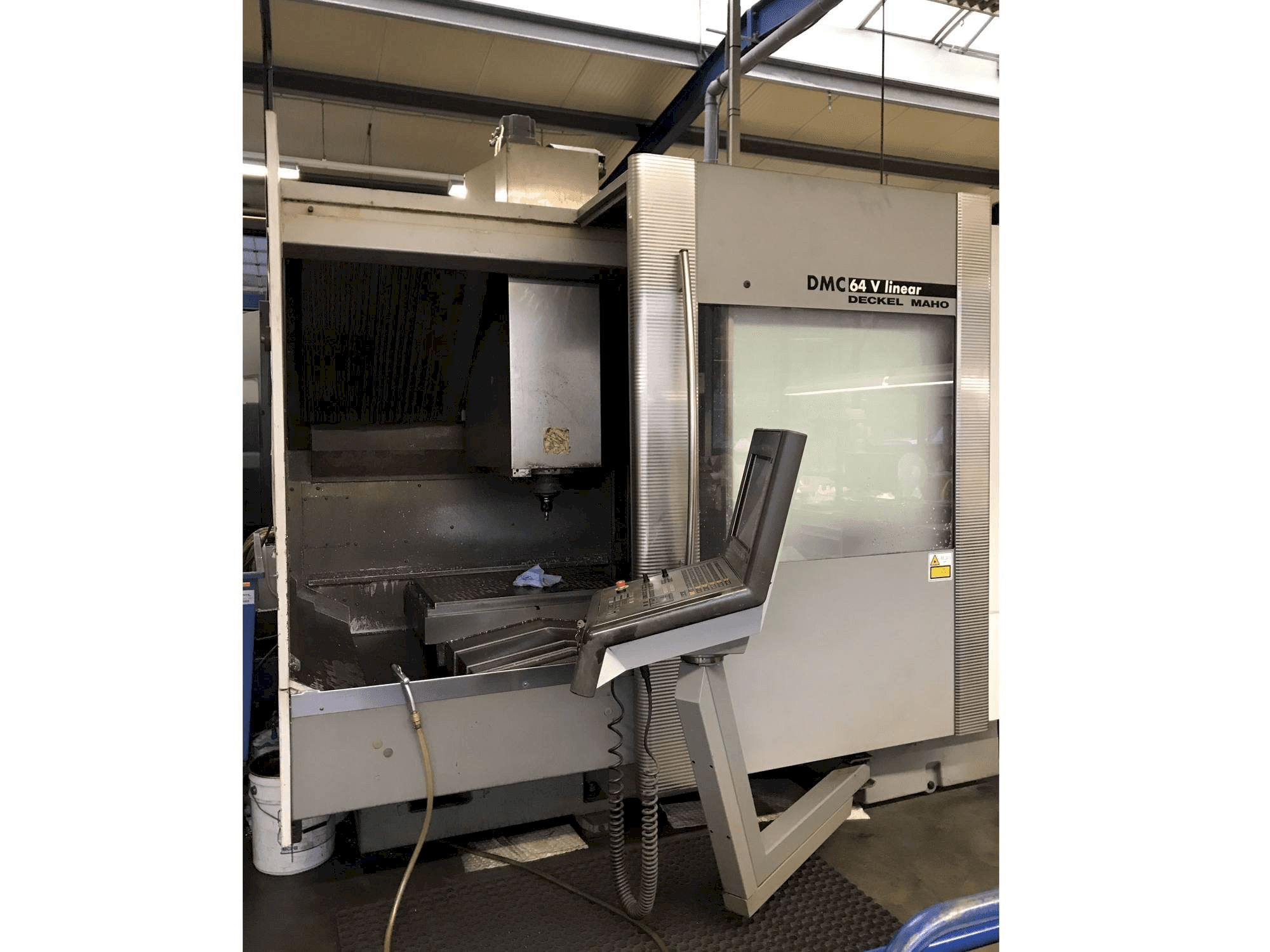 A DECKEL MAHO DMC 64V Linear gép oldalnézete