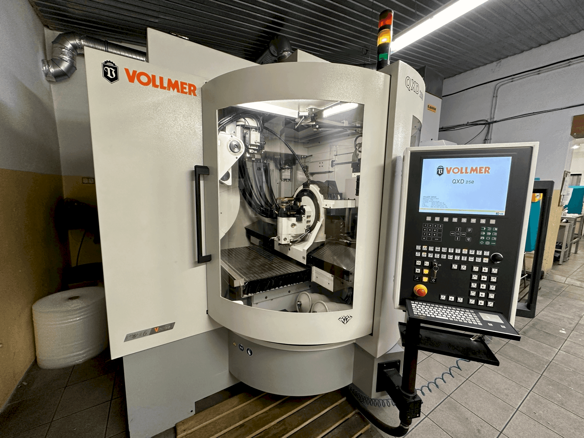 A VOLLMER QXD 250 gép elölnézete