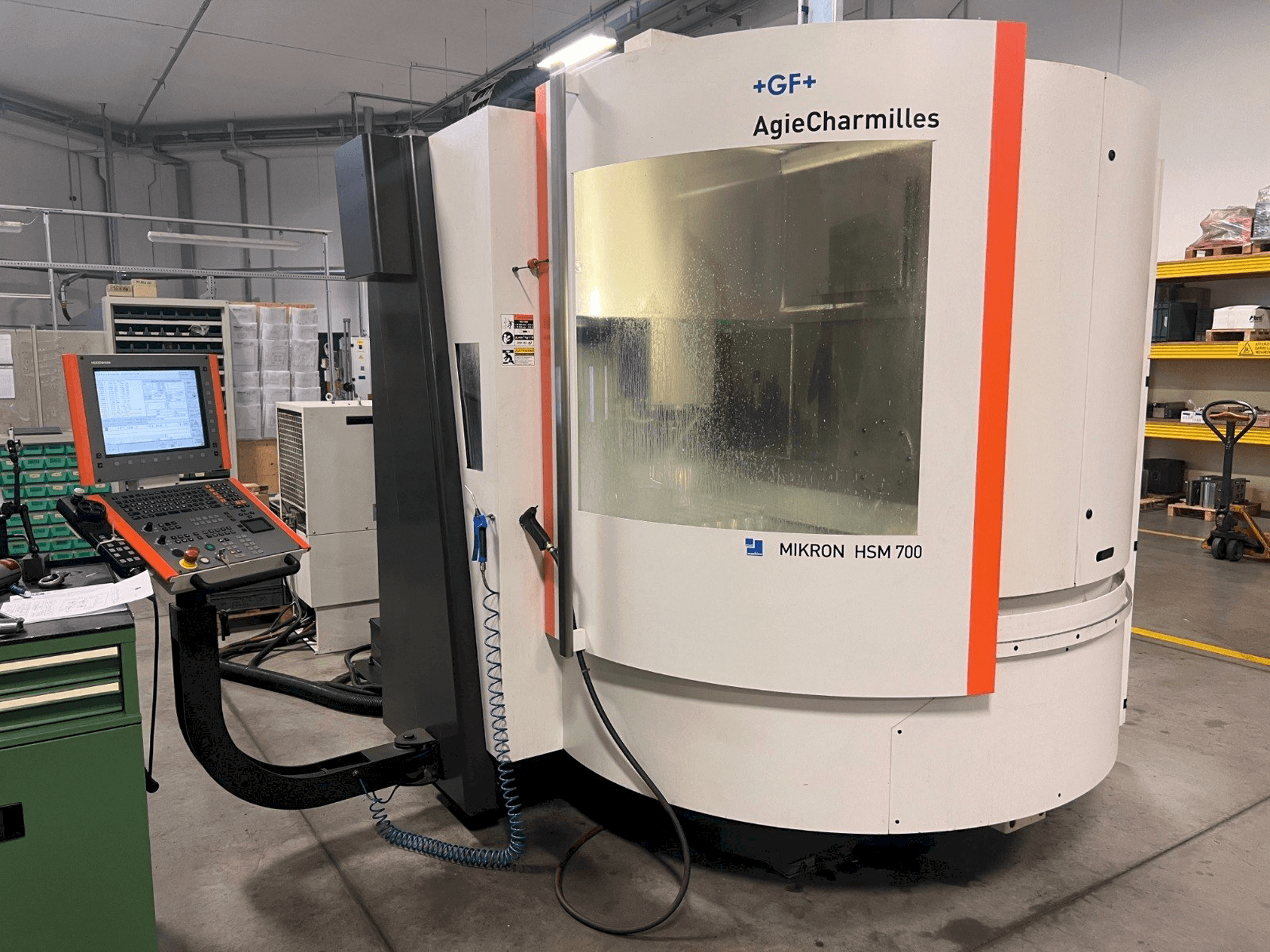 A AgieCharmilles MIKRON HSM 700 gép elölnézete