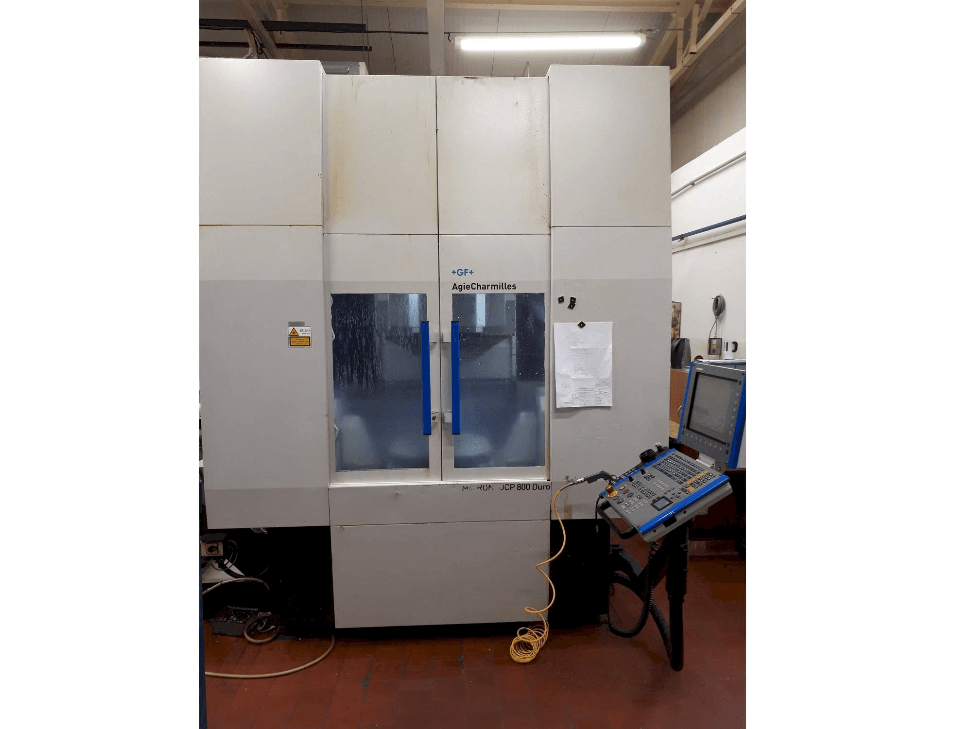 A GF Mikron UCP 800 Duro gép elölnézete