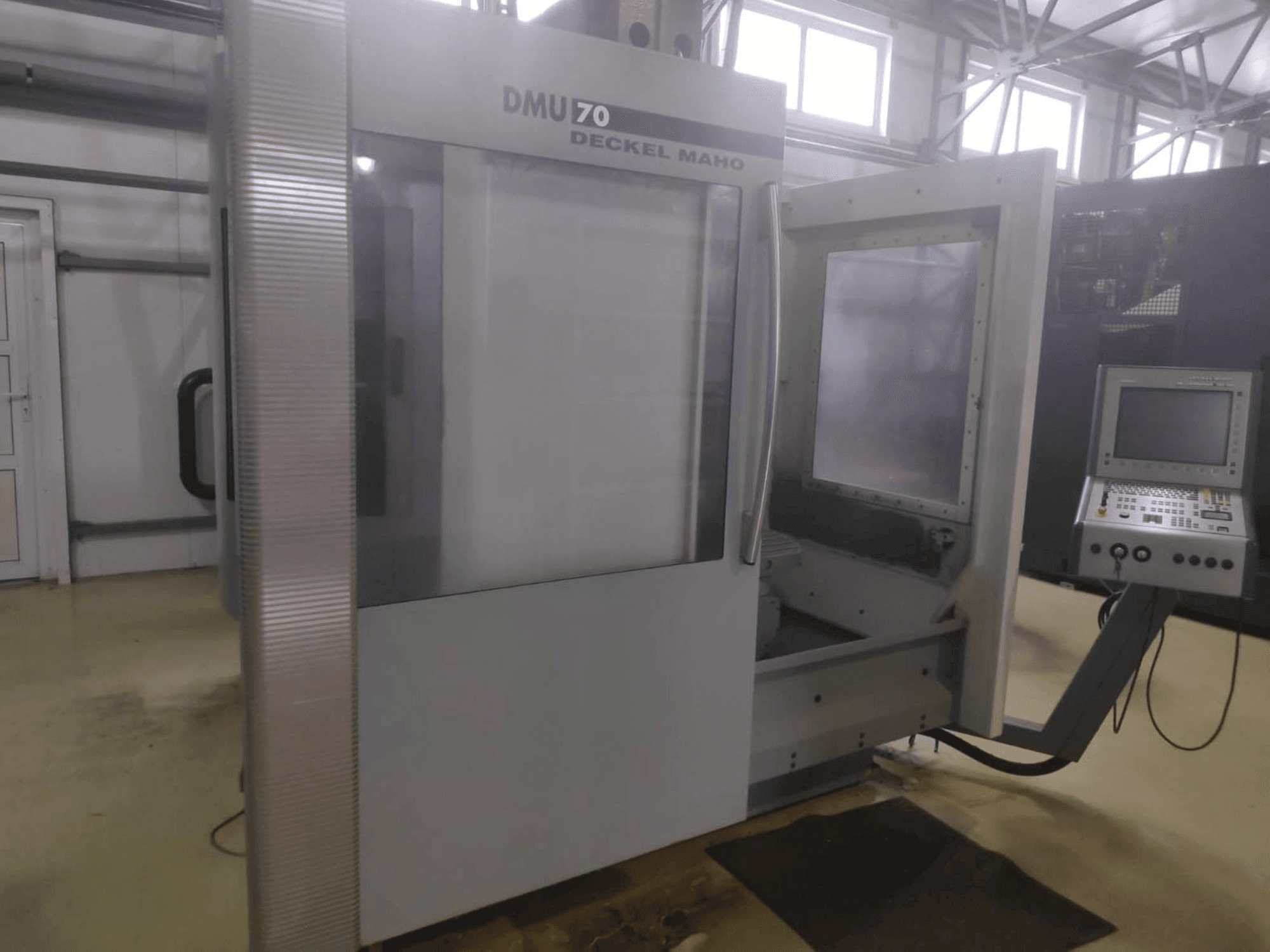 A DECKEL MAHO DMU 70 gép elölnézete