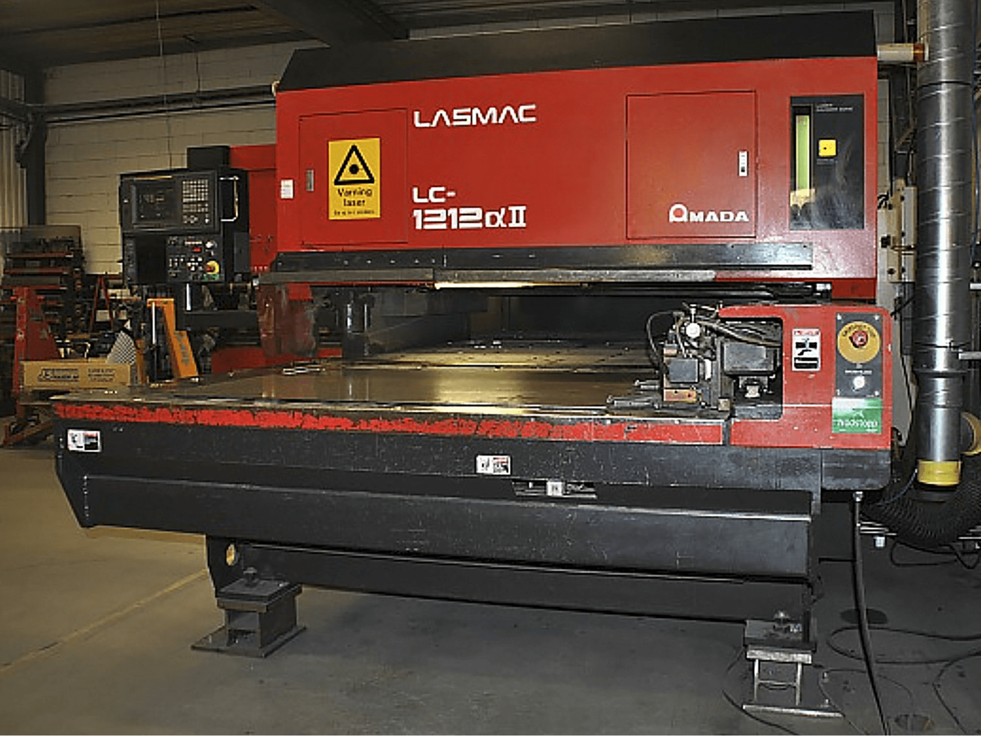 A AMADA LC 1212 α2 gép elölnézete