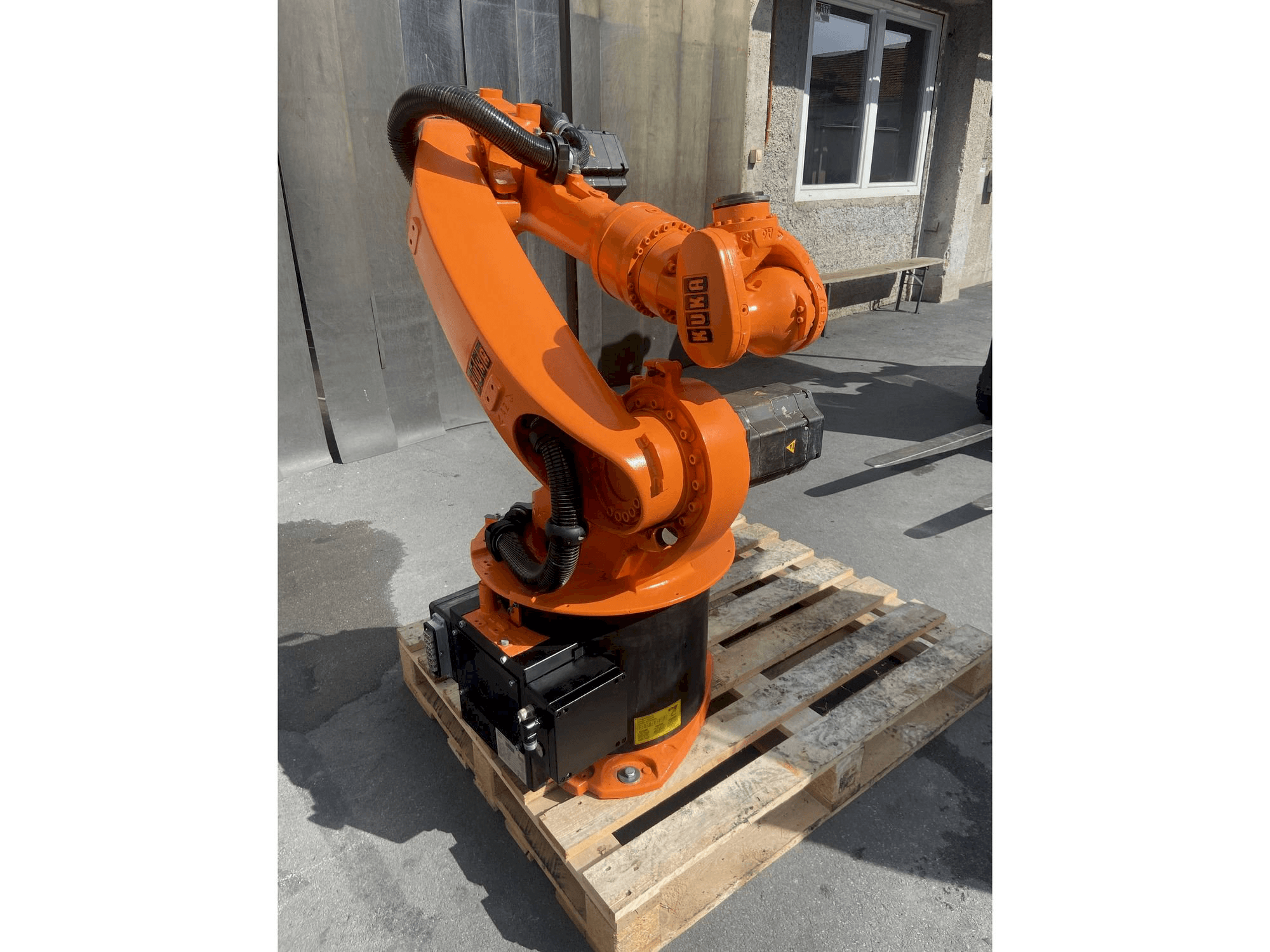 A KUKA Kr16 gép elölnézete