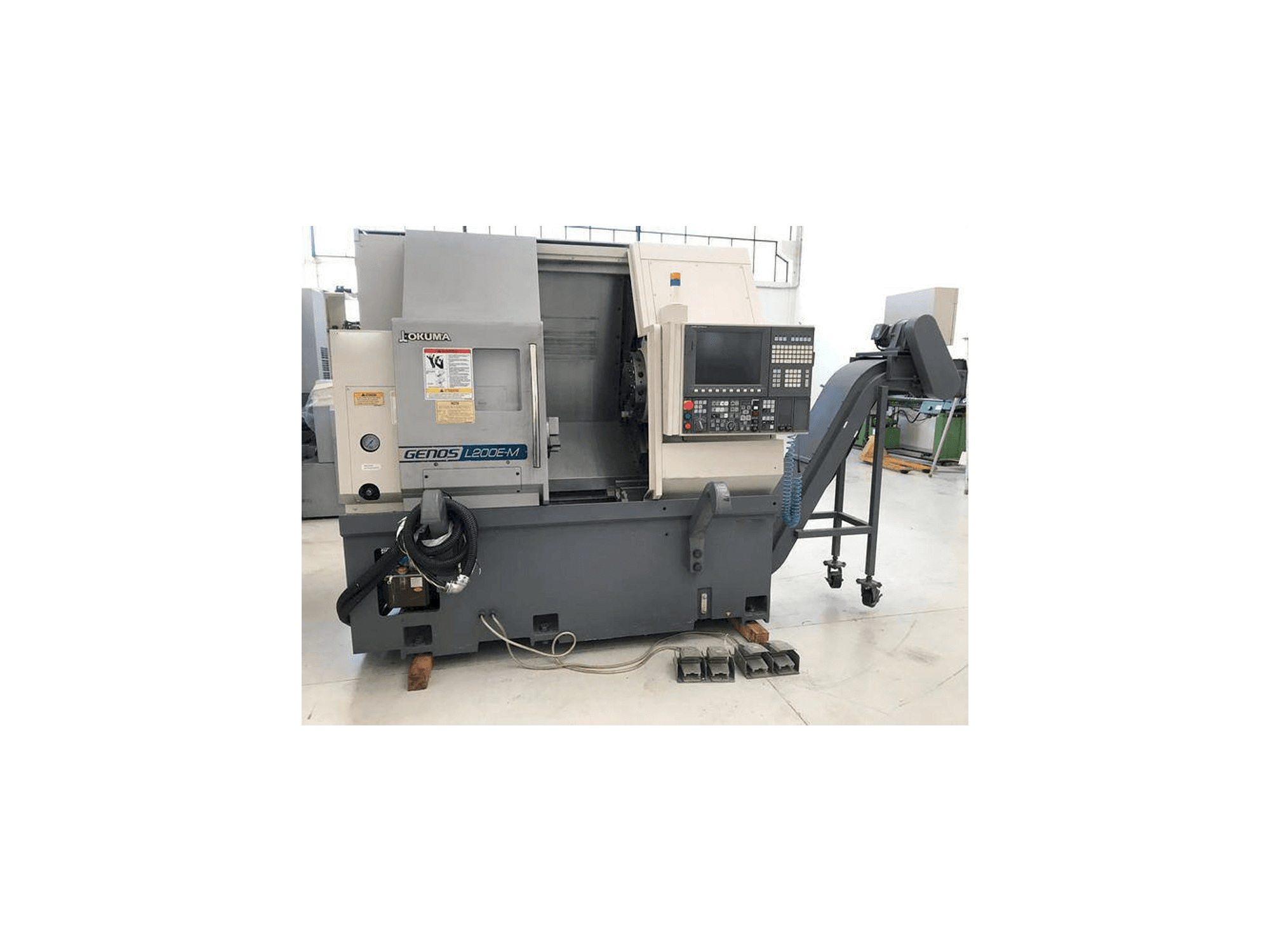 A Okuma Genos L200E-MY gép elölnézete