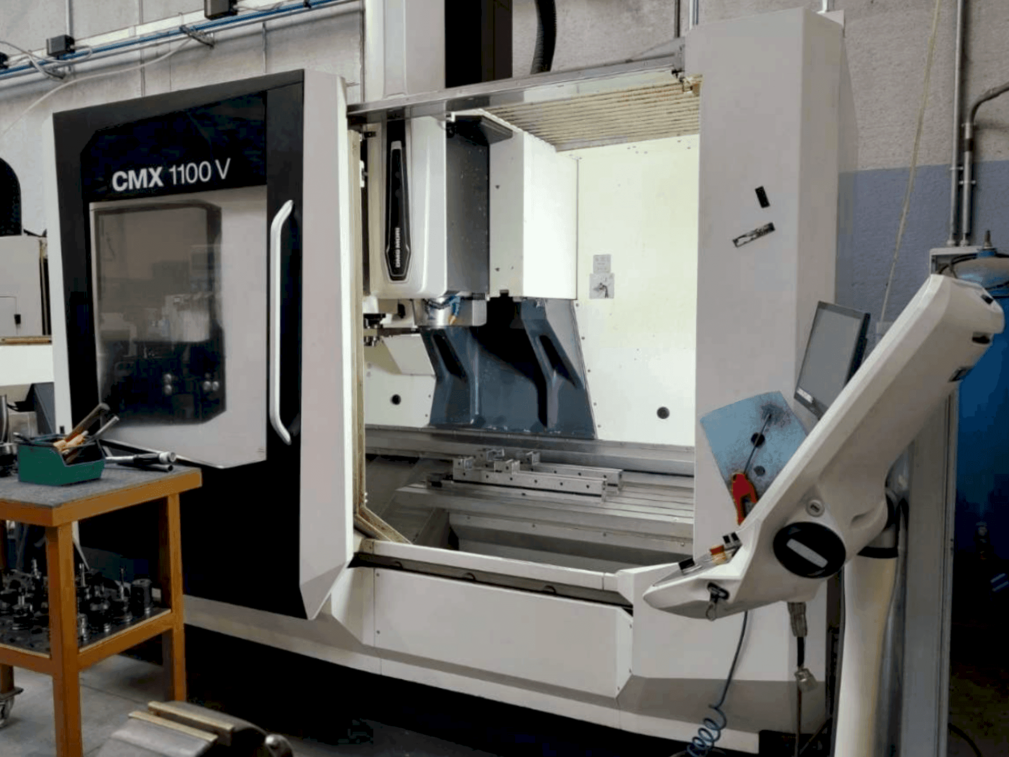 A DMG MORI CMX 1100V gép elölnézete