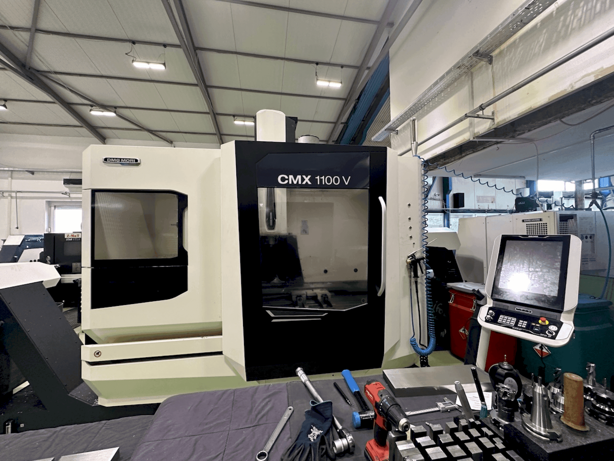 A DMG MORI CMX 1100 V gép elölnézete
