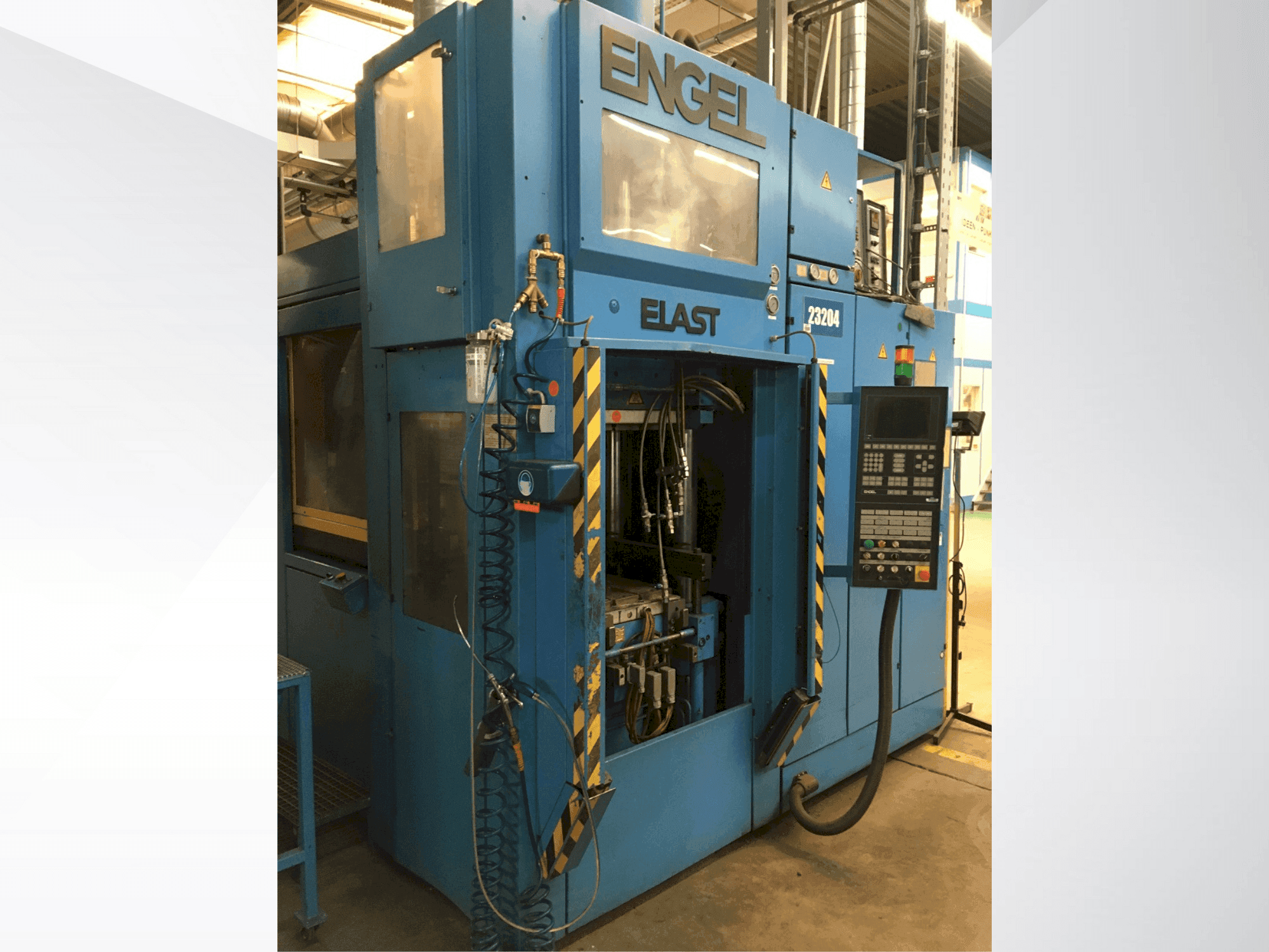 A Engel Elast 1500/250V gép elölnézete