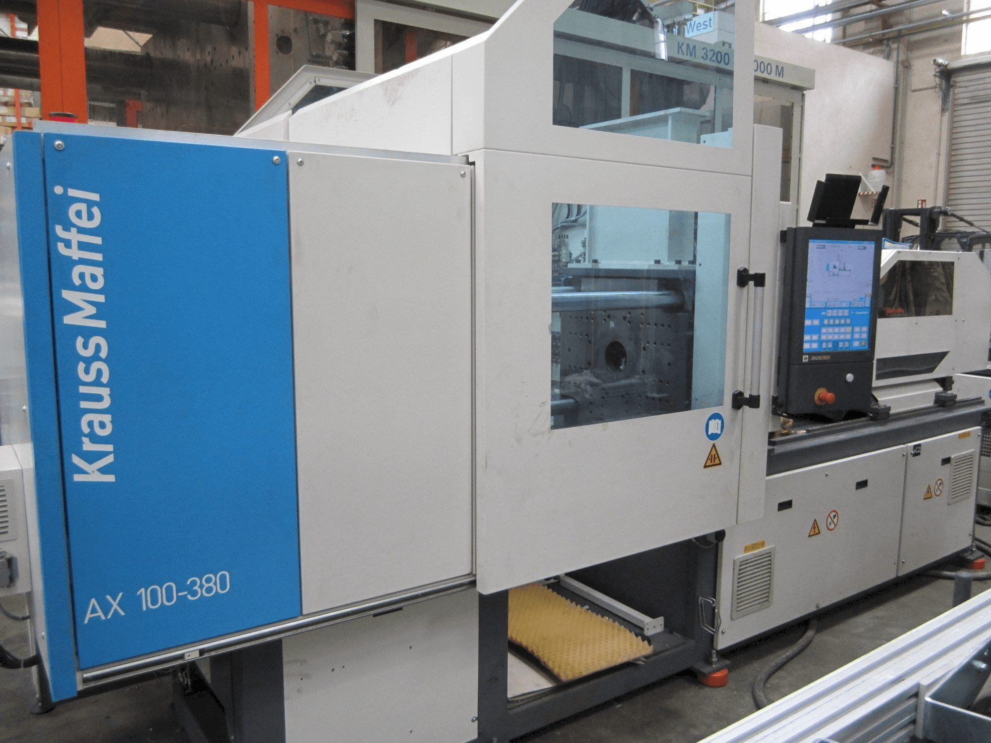 A Krauss Maffei 100-380 AX gép elölnézete