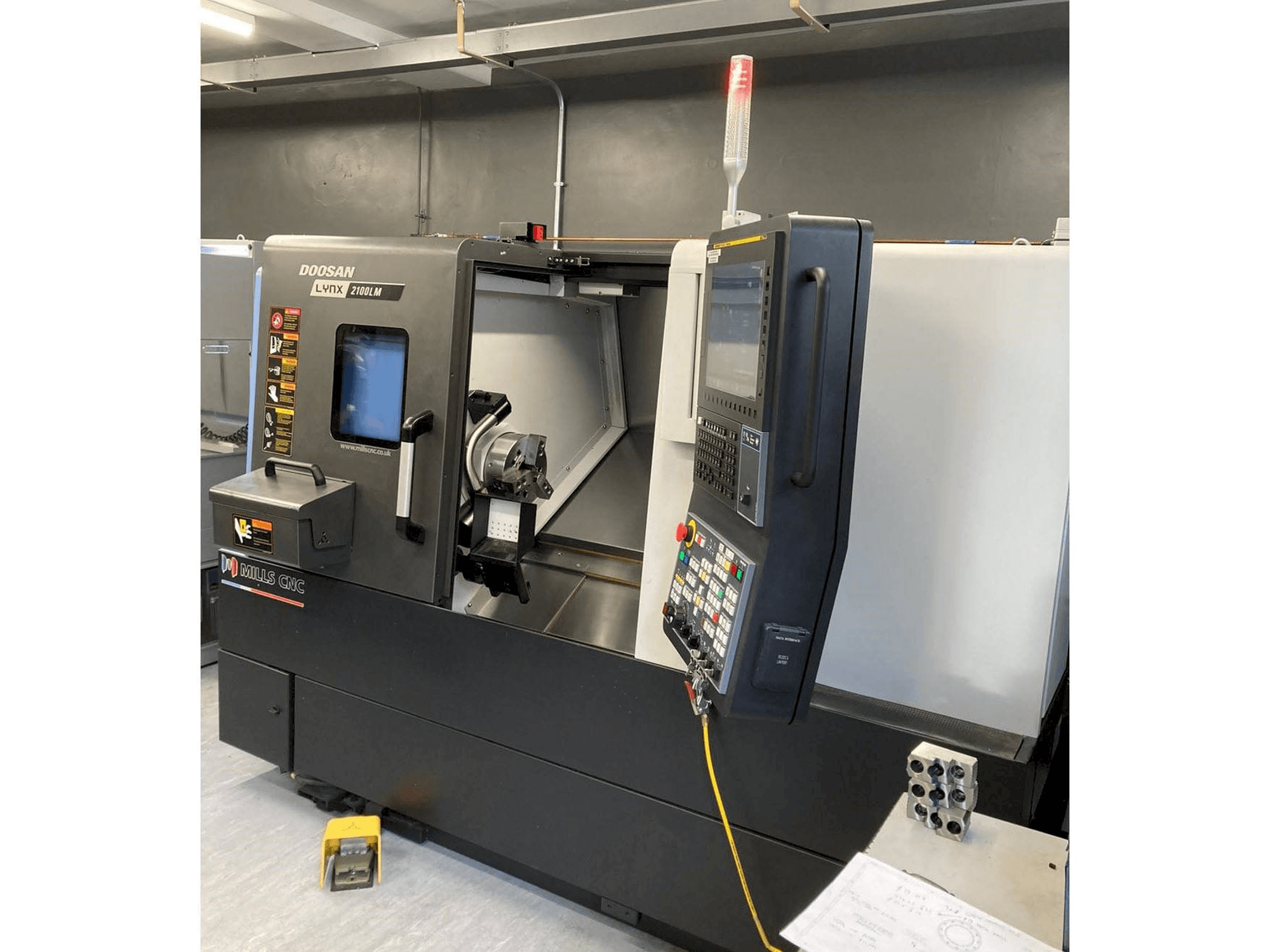 A Doosan Lynx 2100 LMB gép elölnézete