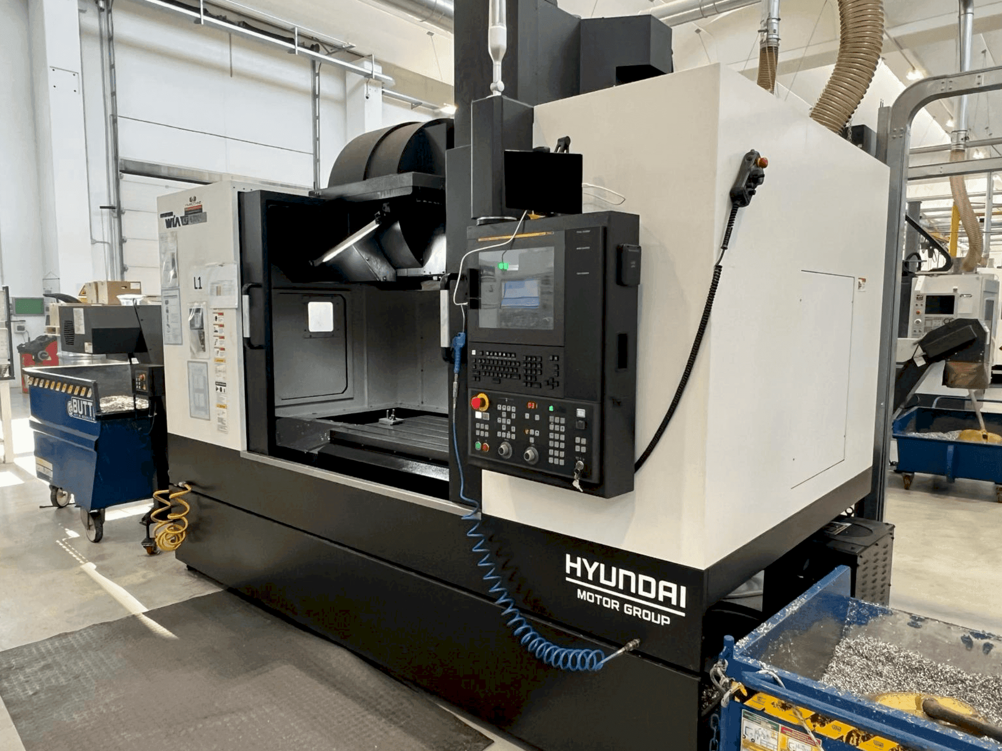 A Hyundai KF6700II gép elölnézete