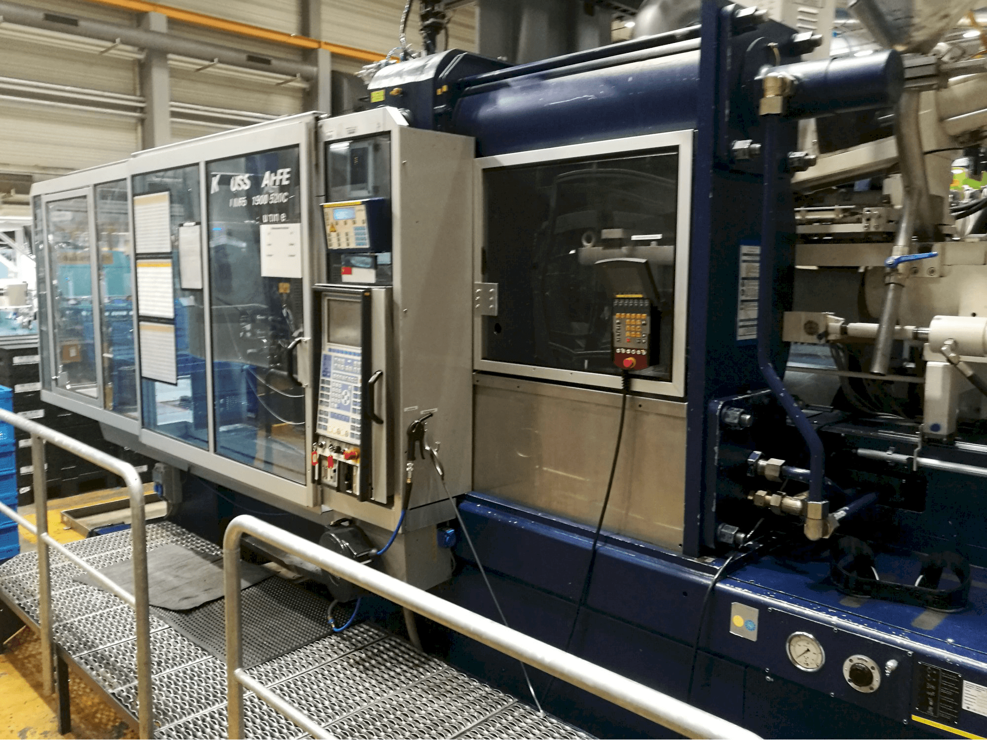 A Krauss Maffei 650-1900-520 CZ gép jobb nézete