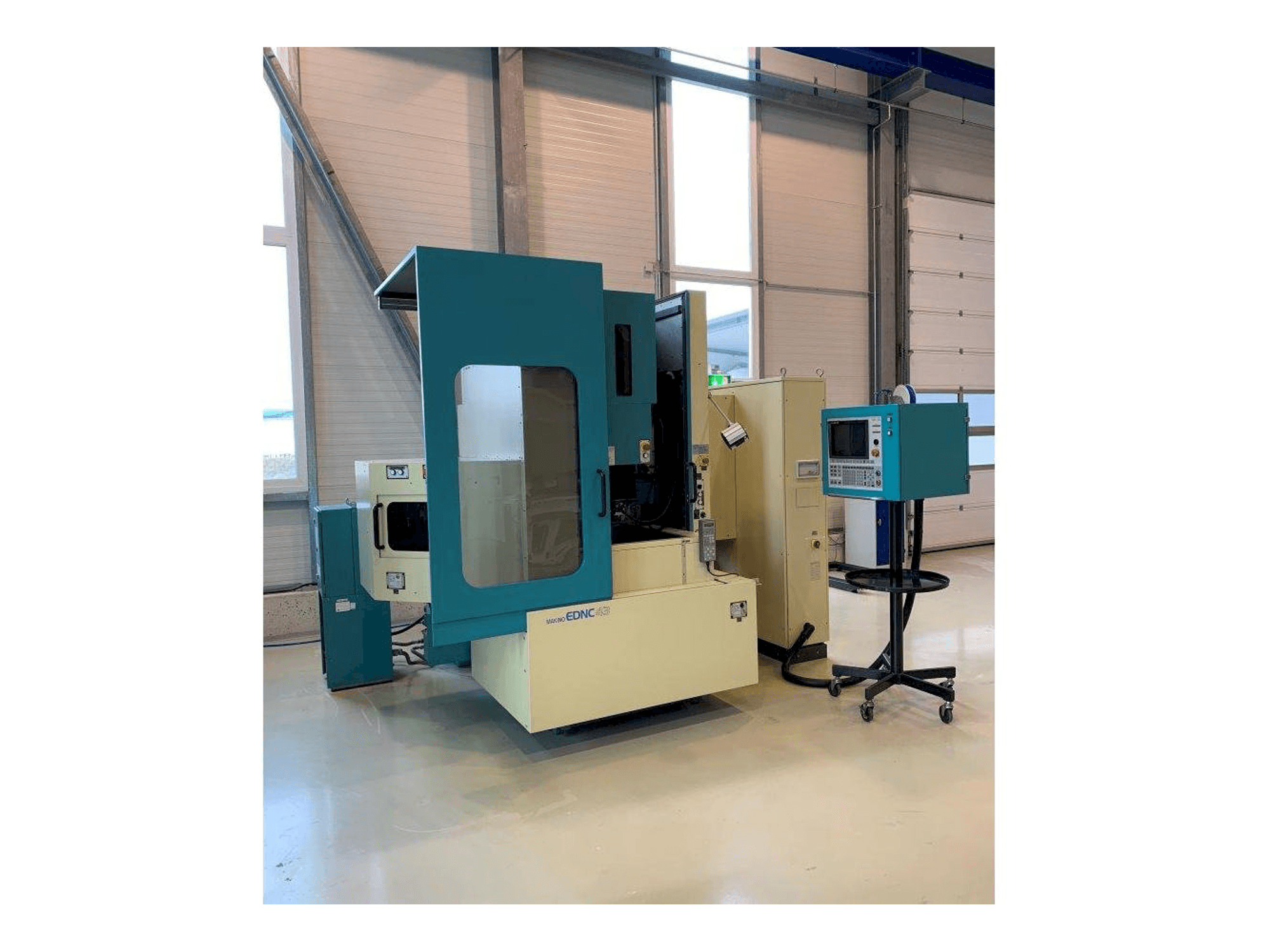 A Makino EDNC43 gép elölnézete