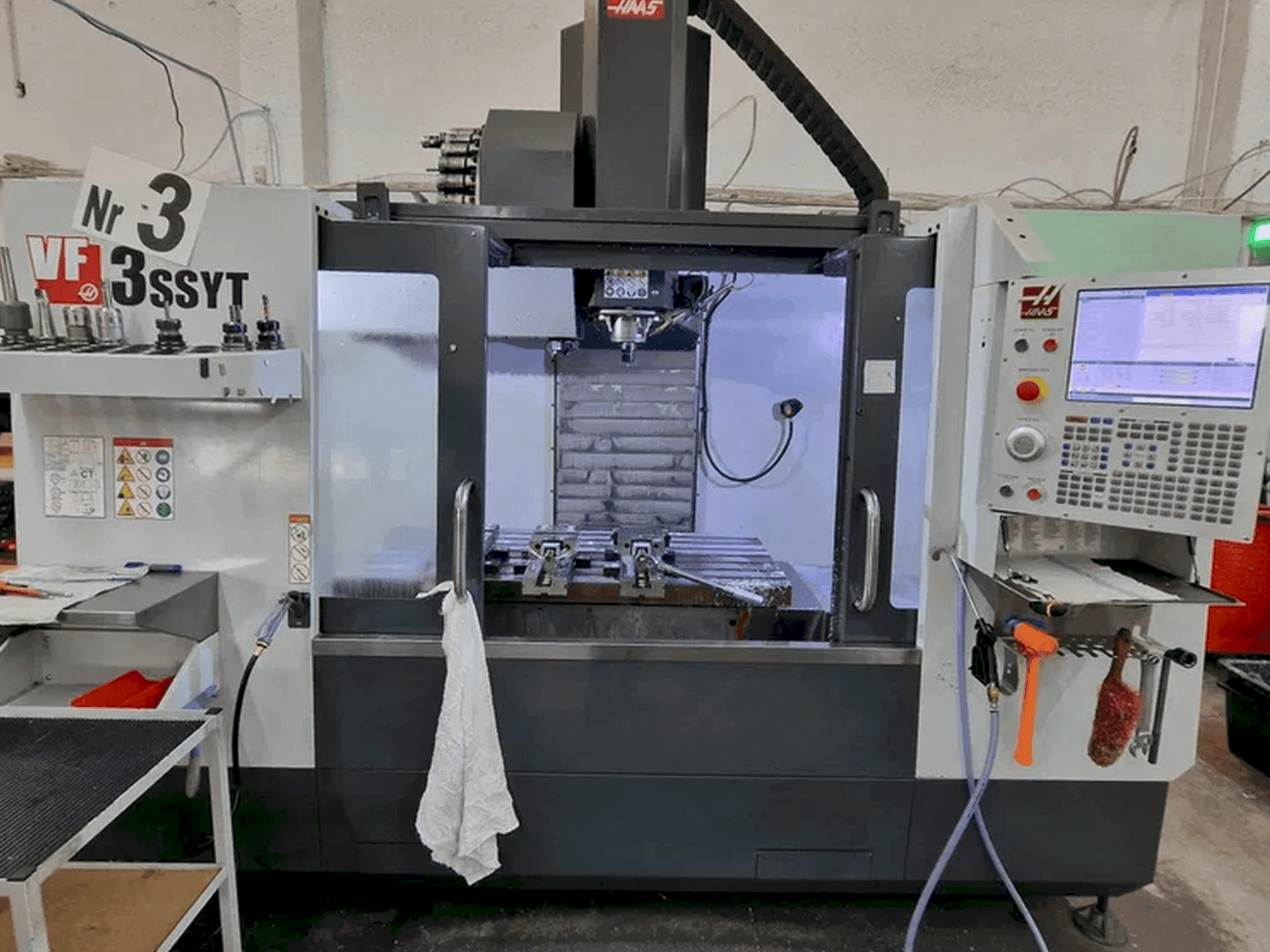 A HAAS VF-3 SSYT gép elölnézete