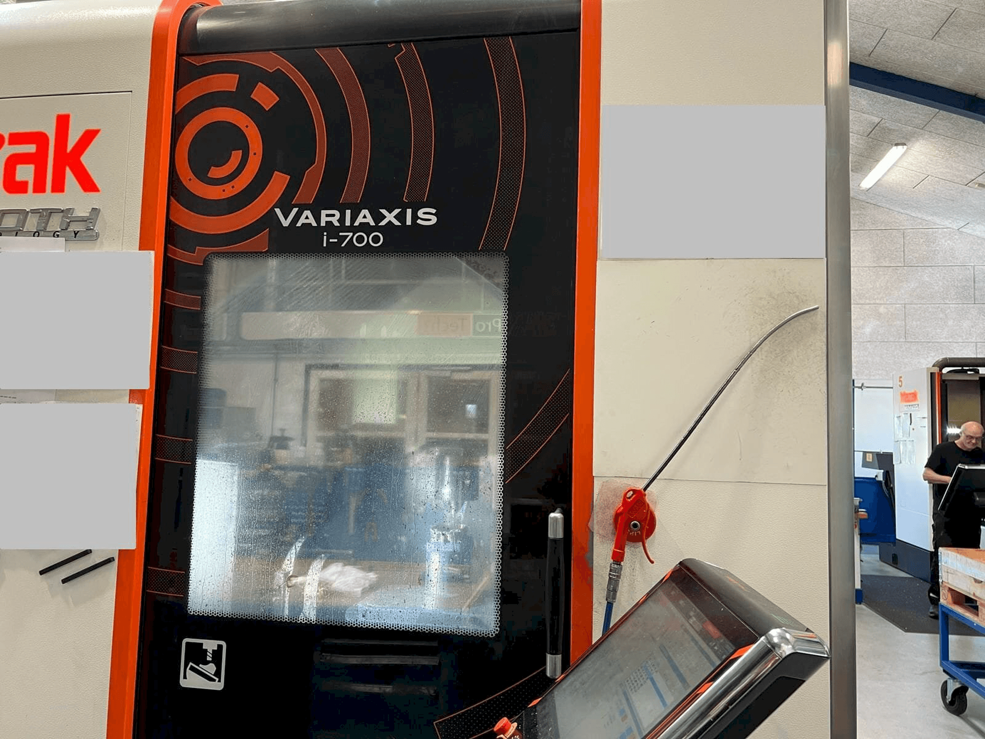 A Mazak Variaxis i-700 gép elölnézete