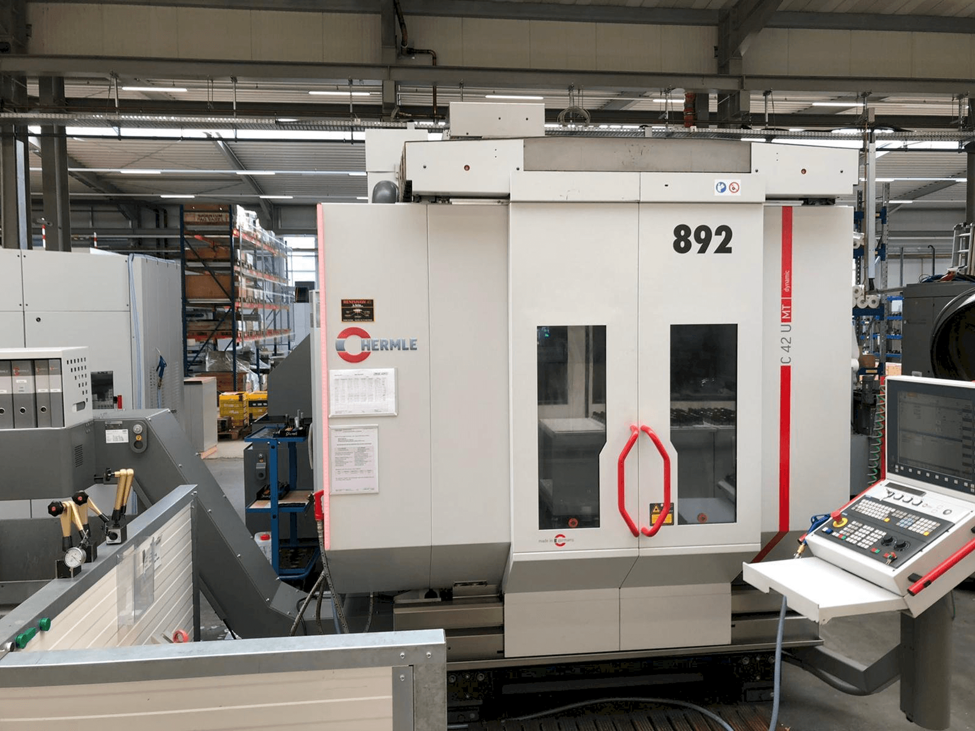A HERMLE C42U MT gép elölnézete