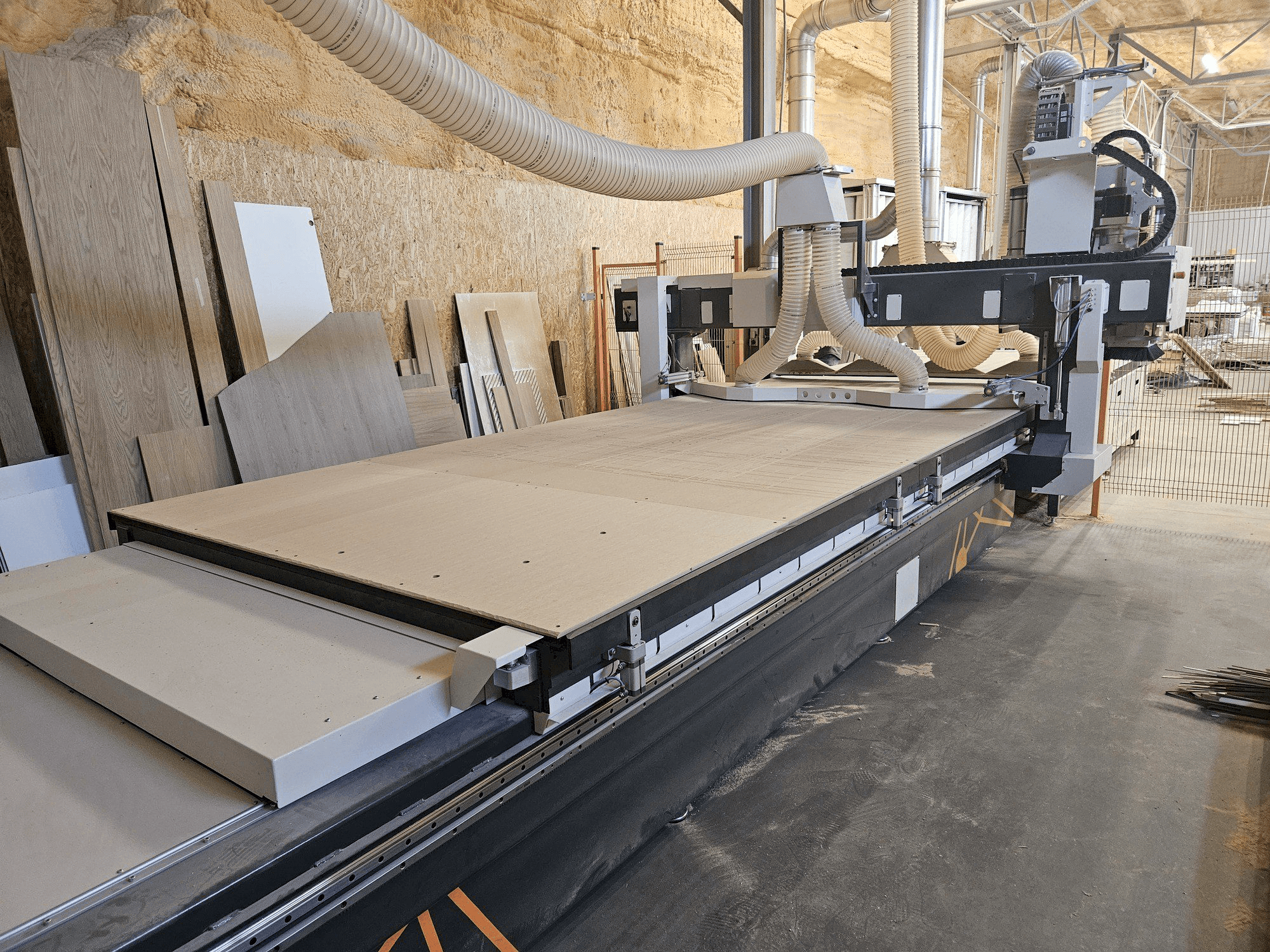 A INFOTEC 4121 PRO EVO gép elölnézete