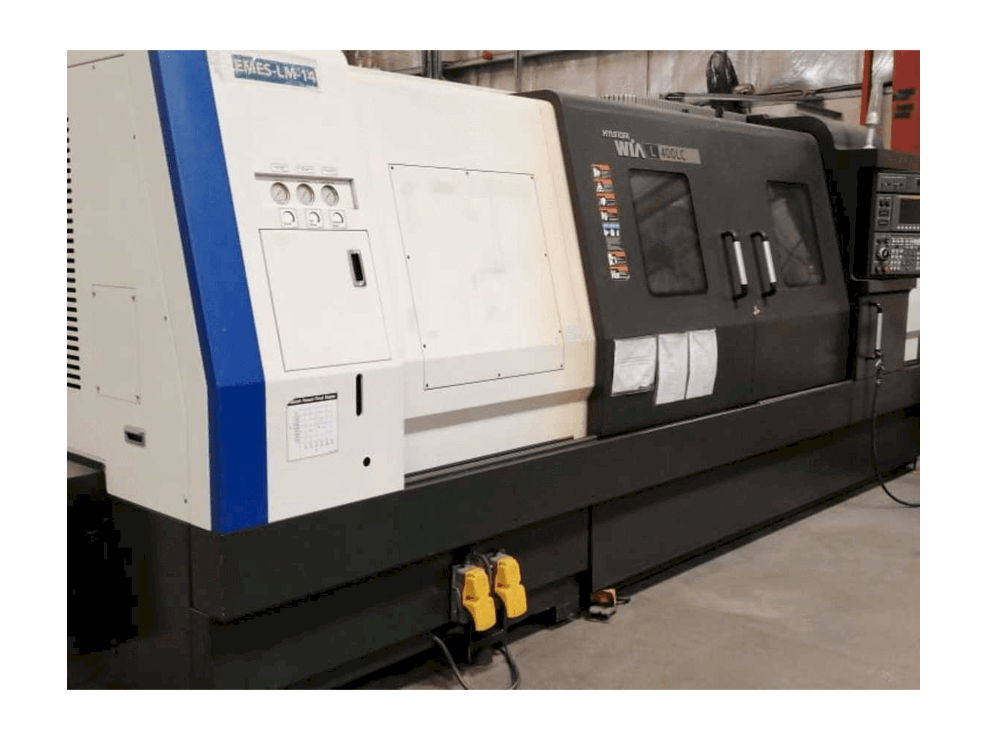 A Hyundai Wia L400LC gép elölnézete