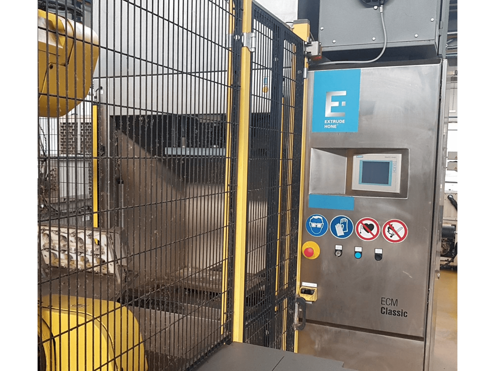 A Extrude Hone Classic 1A-450-43-P-M gép elölnézete