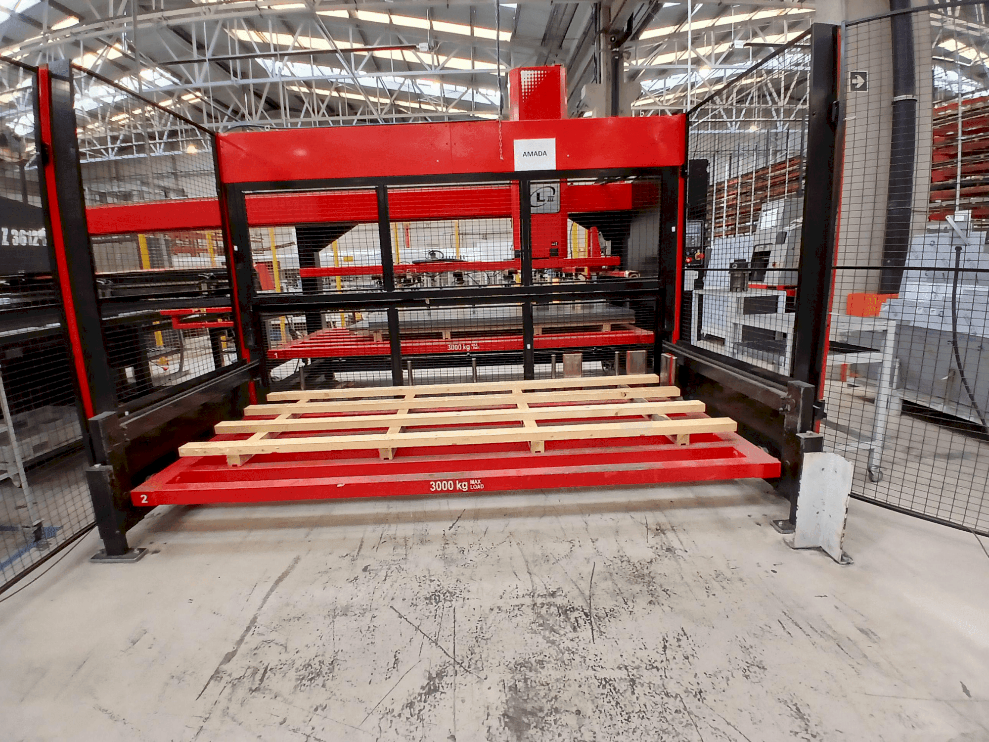 A AMADA EMZ3612M2 gép elölnézete