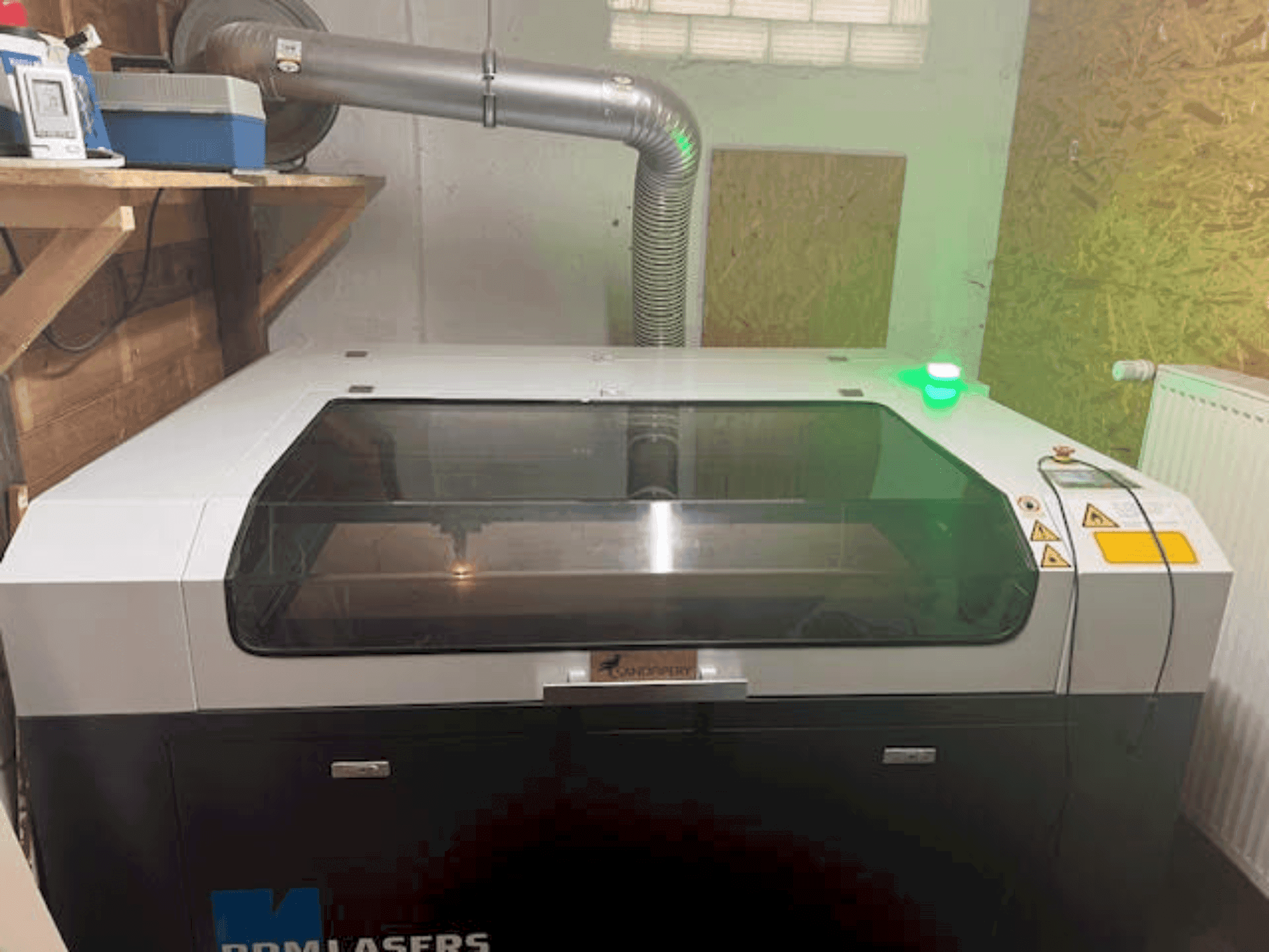 A BRM Lasers 90130 - 100 Watt CO2 gép elölnézete