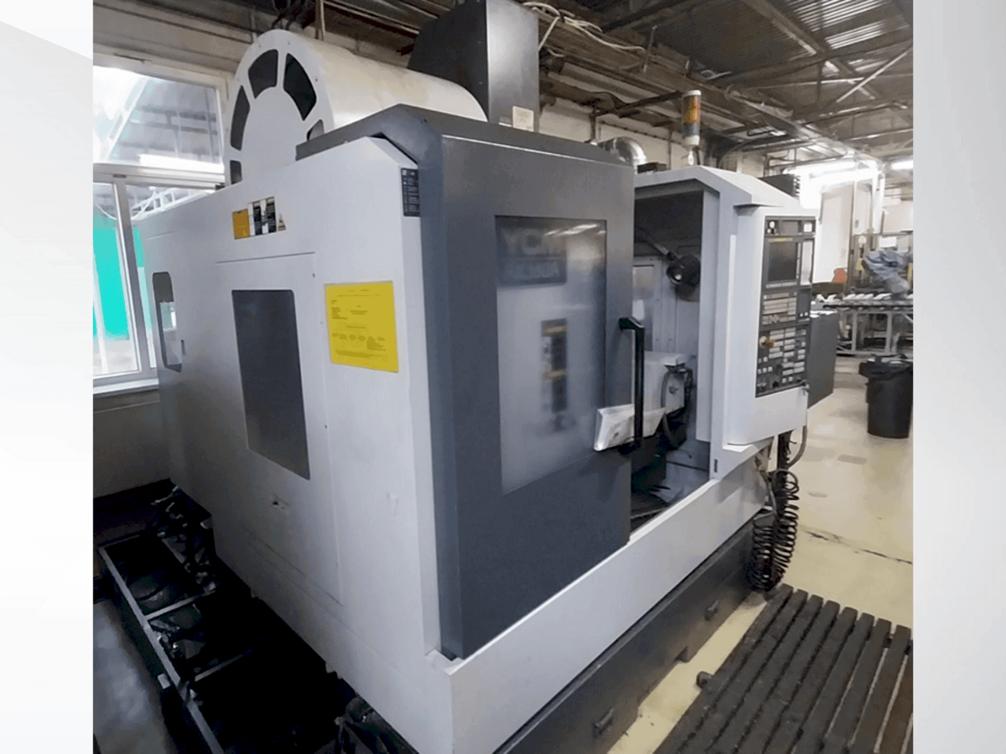 A YCM FX380A gép elölnézete