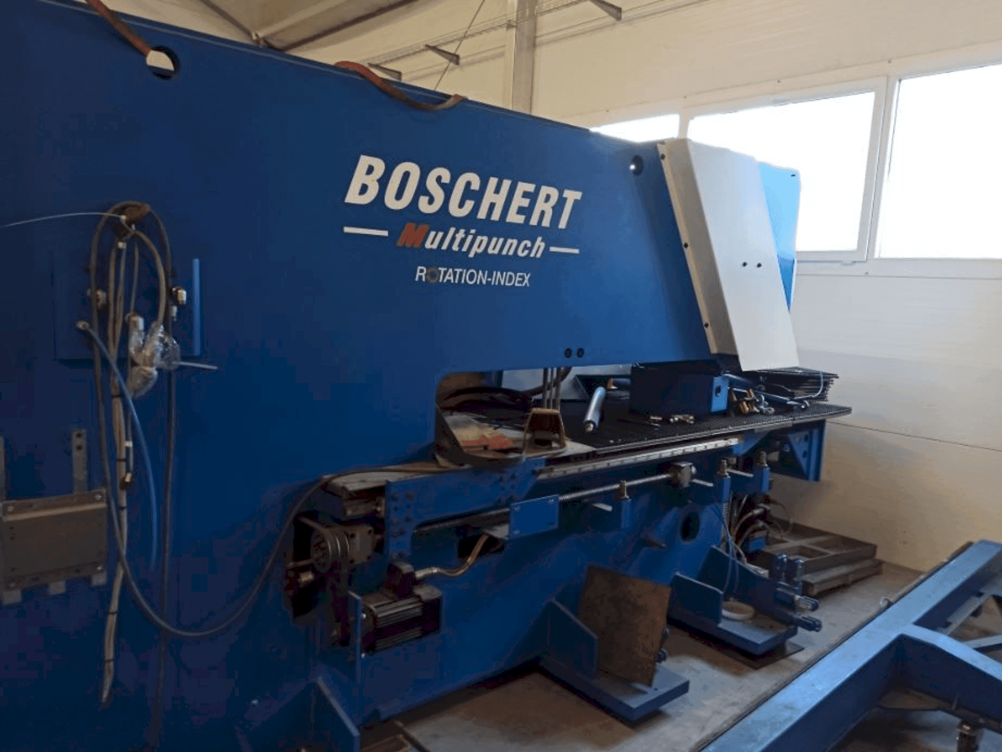 A BOSCHERT MULTIPUNCH 1250 gép elölnézete