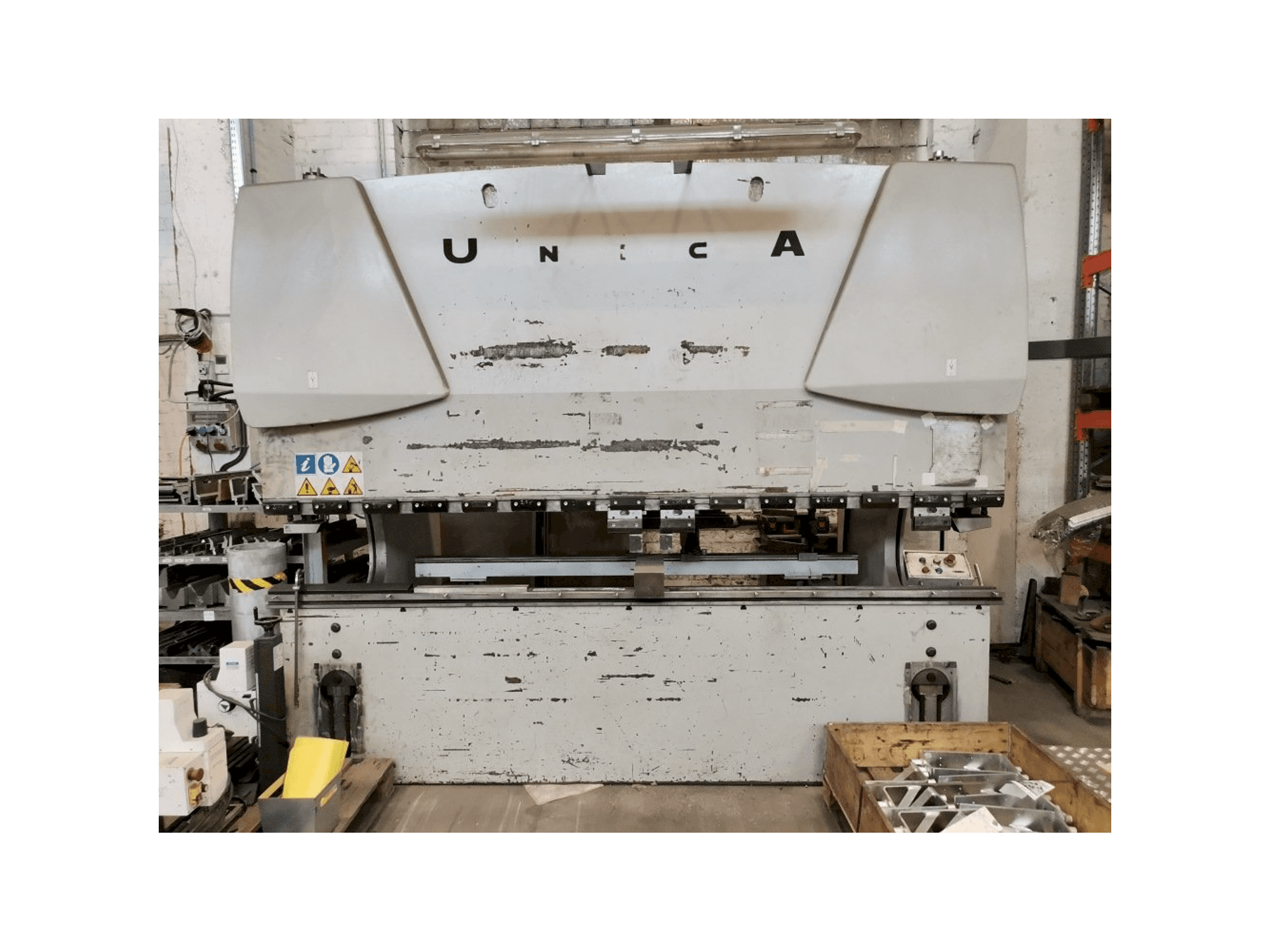 A Warcom UNICA30-100 gép elölnézete