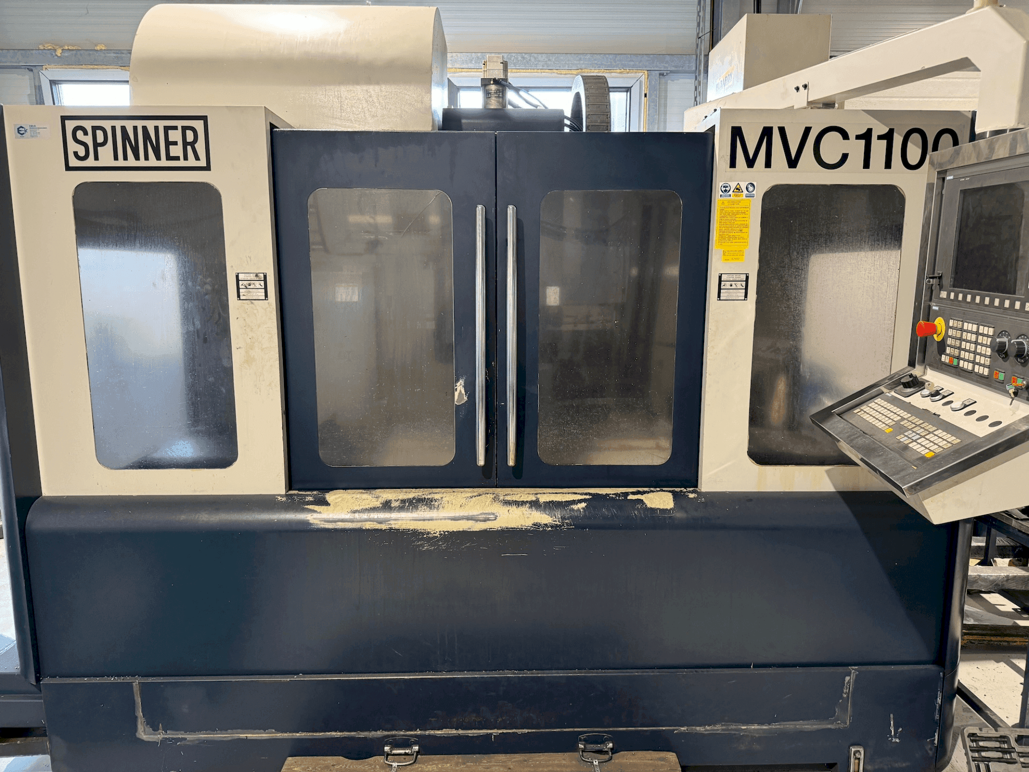 A SPINNER SPINNER VMC 1100 gép elölnézete