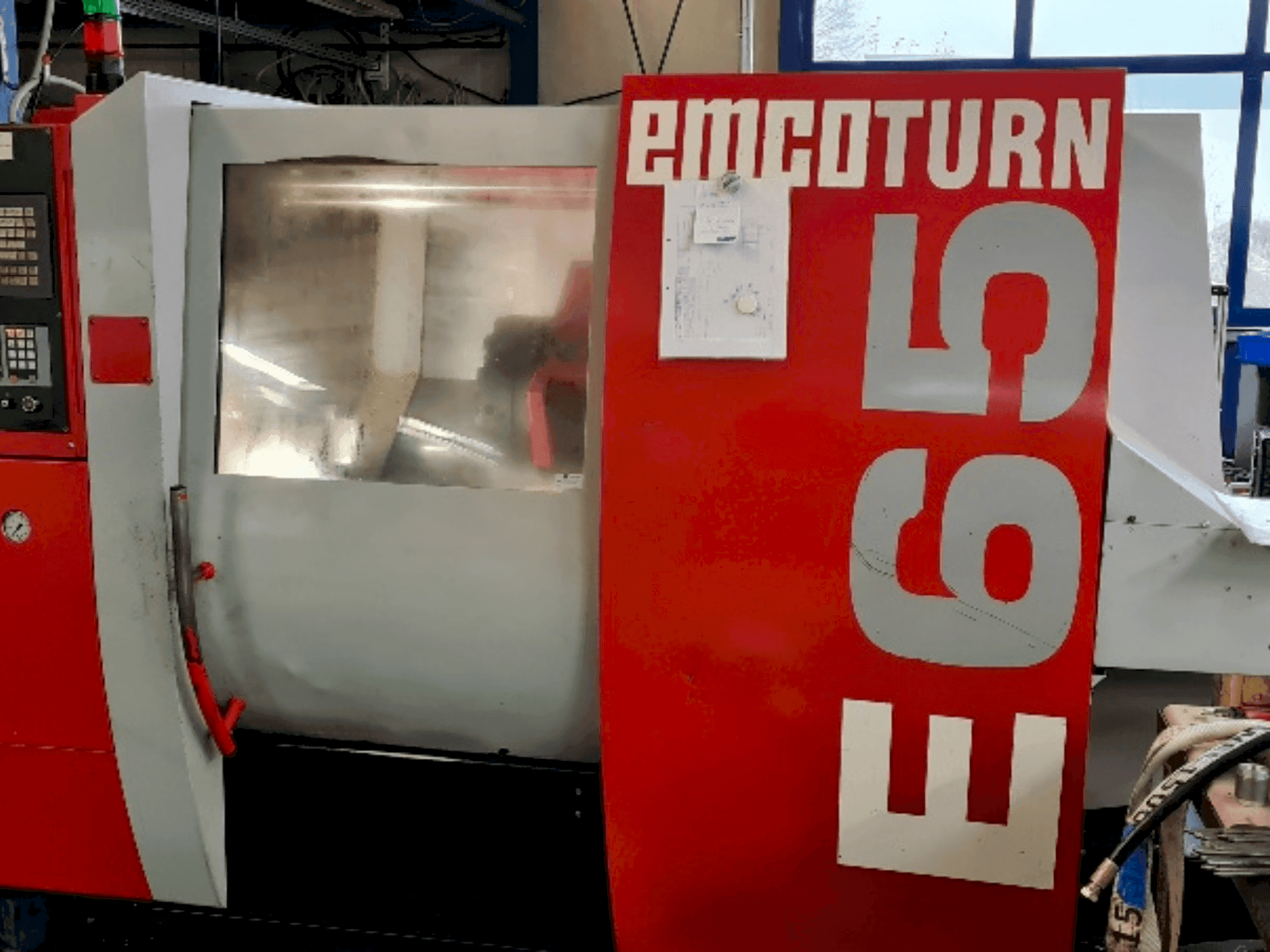 A EMCO Turn E65 gép elölnézete