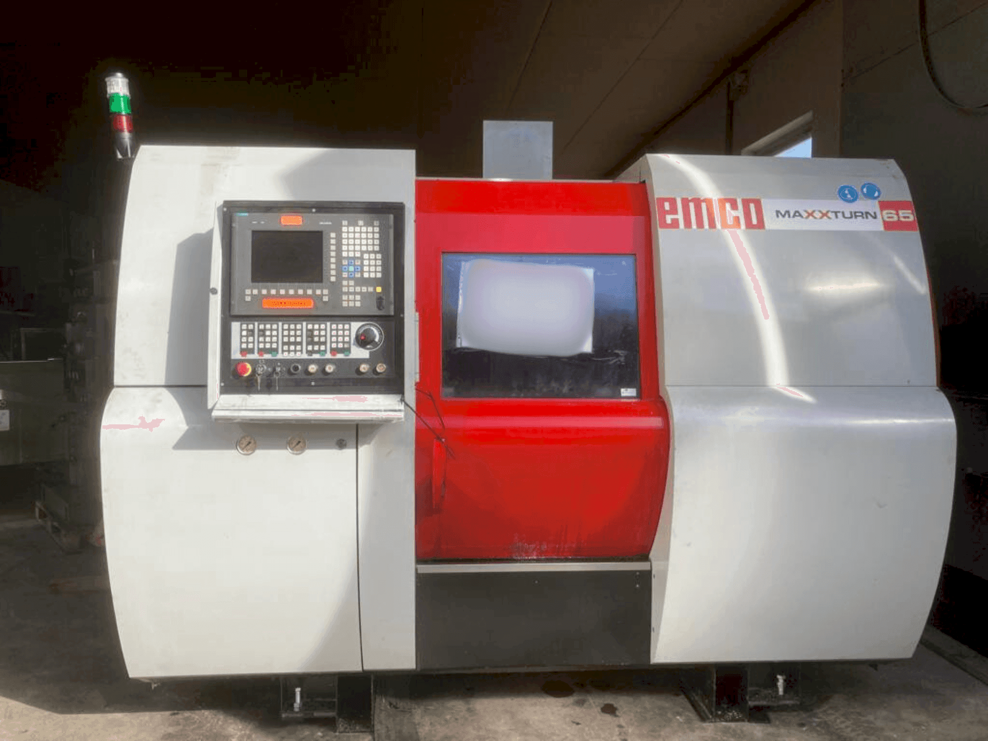 A EMCO Maxxturn 65 gép elölnézete