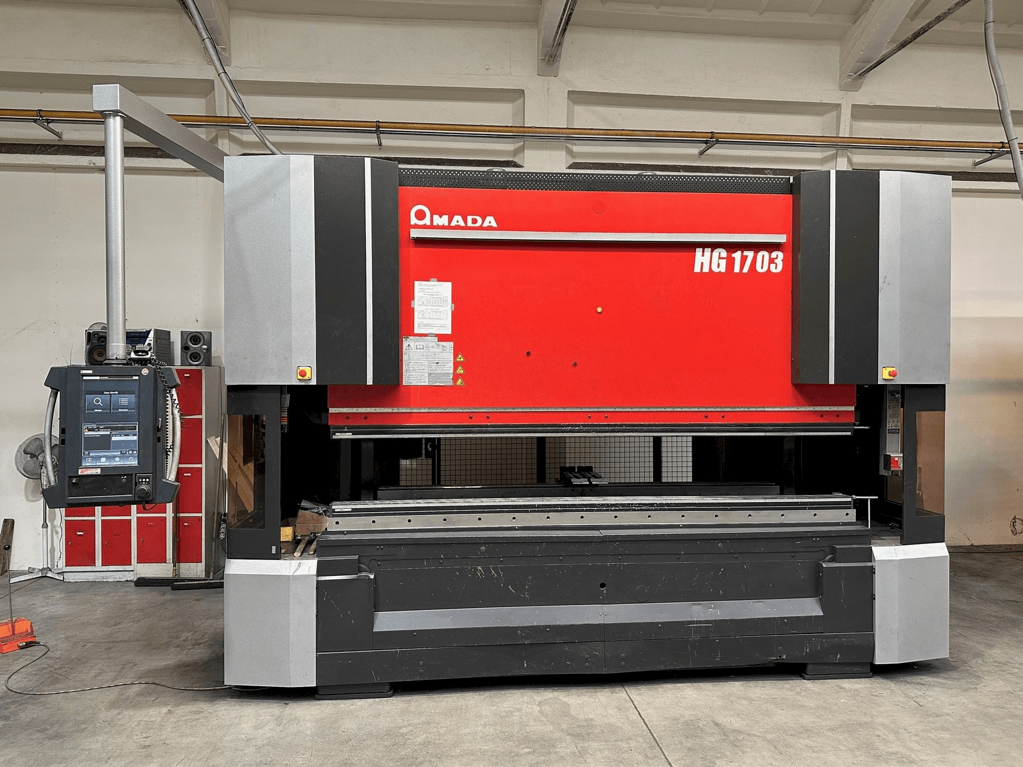 A AMADA HG-1703 gép elölnézete