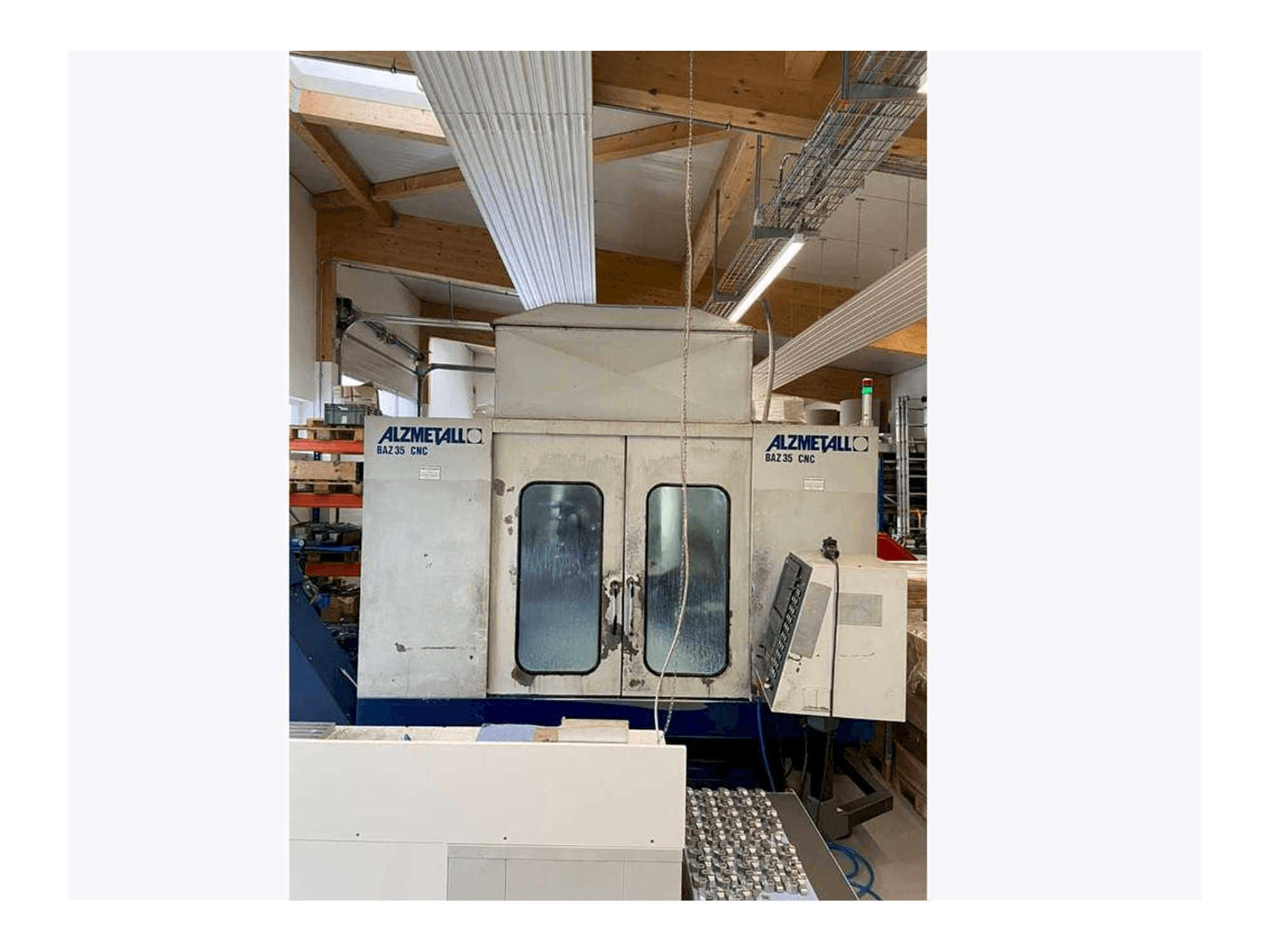 A Alzmetall CNC BAZ 35 gép elölnézete