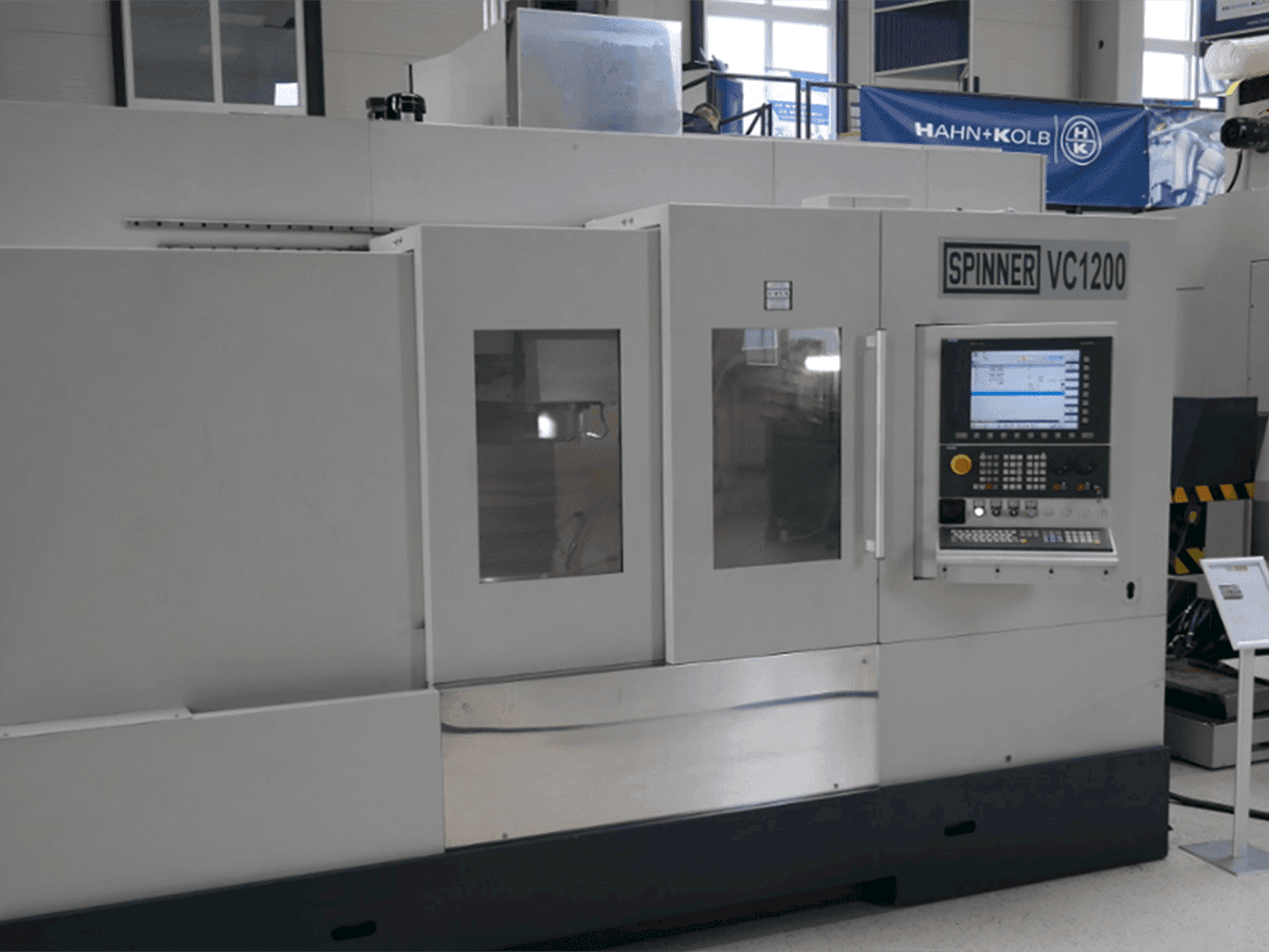 A SPINNER VC 1200 gép elölnézete