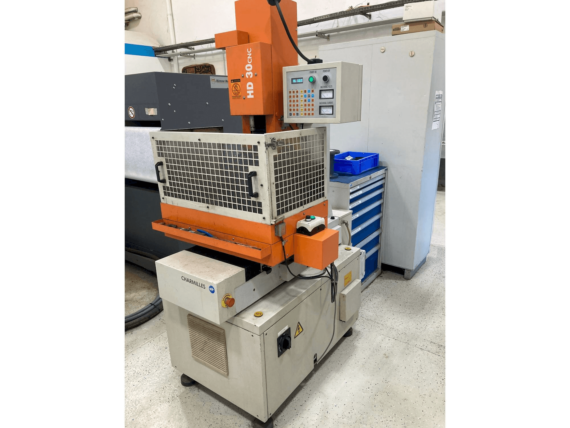 A CHARMILLES HD30CNC gép elölnézete