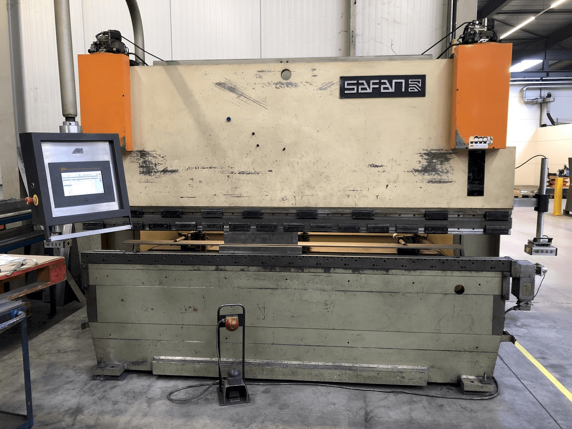 A Safan CNCL 110T gép elölnézete