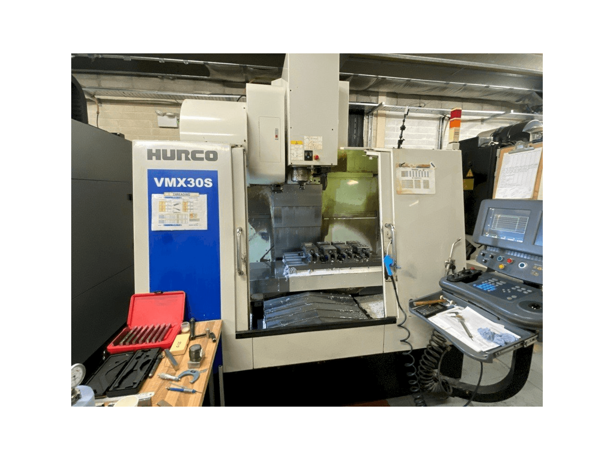 A Hurco VMX30S gép elölnézete