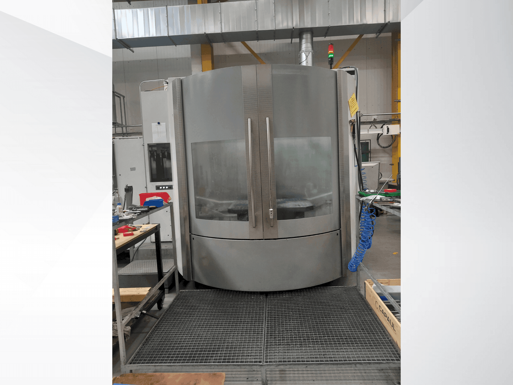 A DMG DECKEL MAHO DMC 125U gép elölnézete