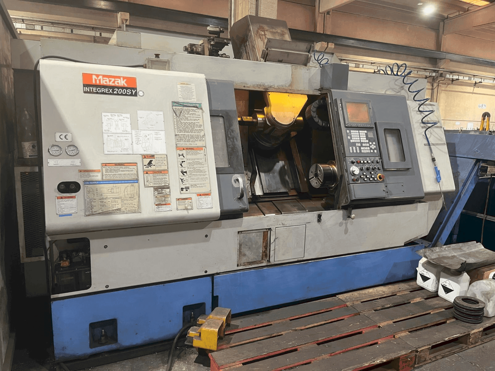 A Mazak INTEGREX 200 SY gép elölnézete