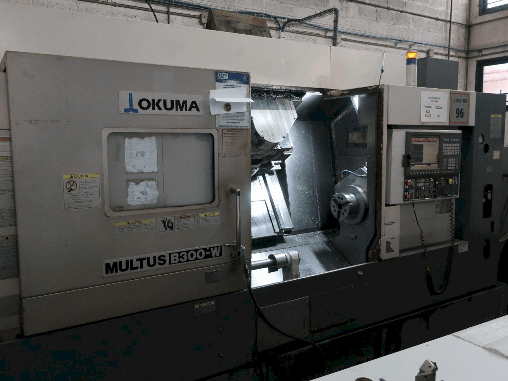 A Okuma MULTUS B300-W gép elölnézete