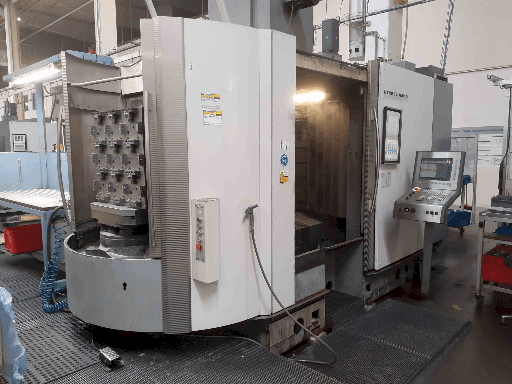 A DECKEL MAHO DMC 80 H gép elölnézete